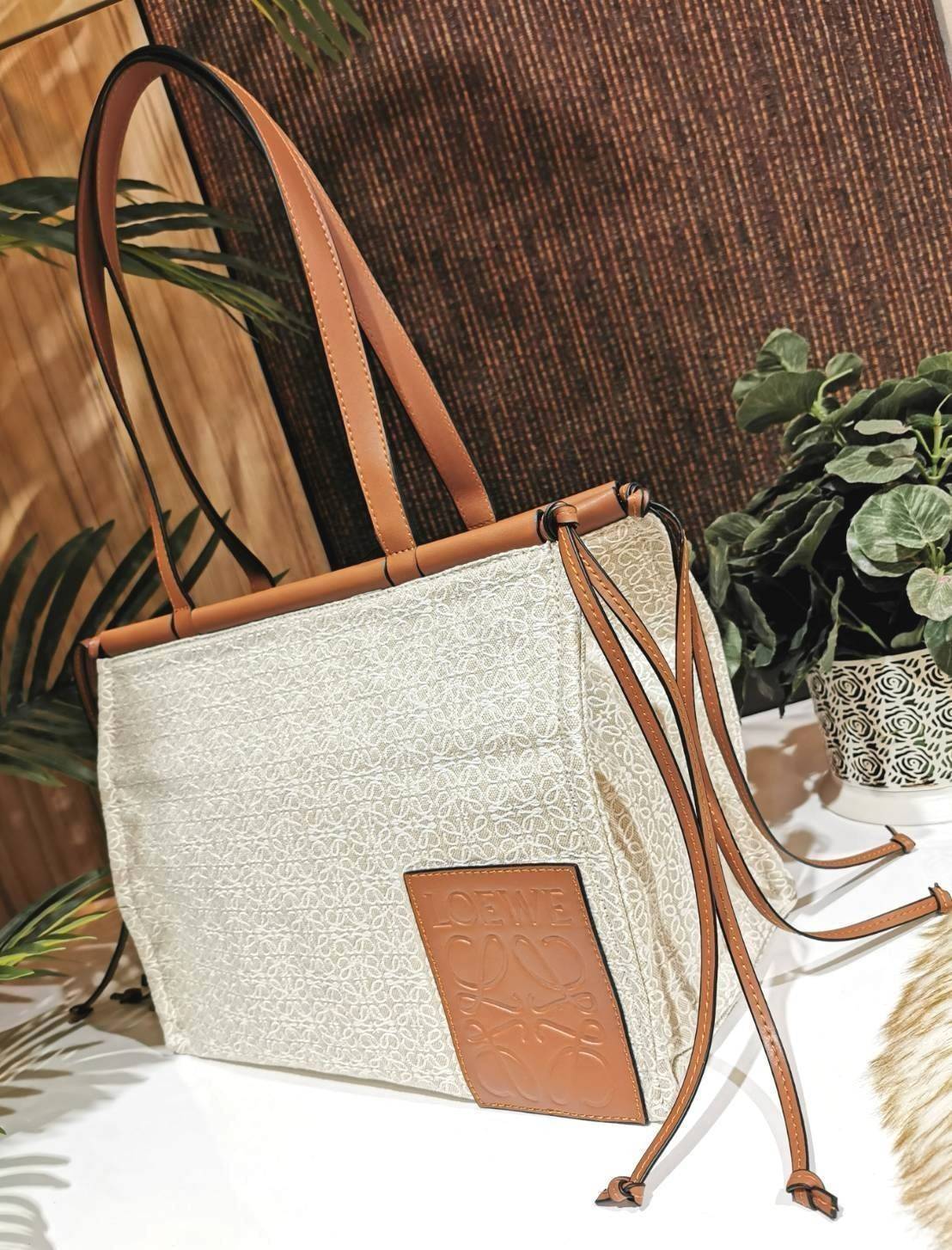 พร้อมส่งความสวยห้ามพลาดค่ะ! 🎉NEW ARRIVAL! LOEWE TOTE BAG VIP GIFT WITH PURCHASE (GWP) Limited Edition จาก "LOEWE PERFUME DUTYFREE" คอลเลคชั่น Loewe Anagram วัสดุ Canvas & Leather ใบใหญ่ น้ำหนักเบา ภายในโล่งกว้างและจุ ใส่เอกสารA4 เสื้อผ้า