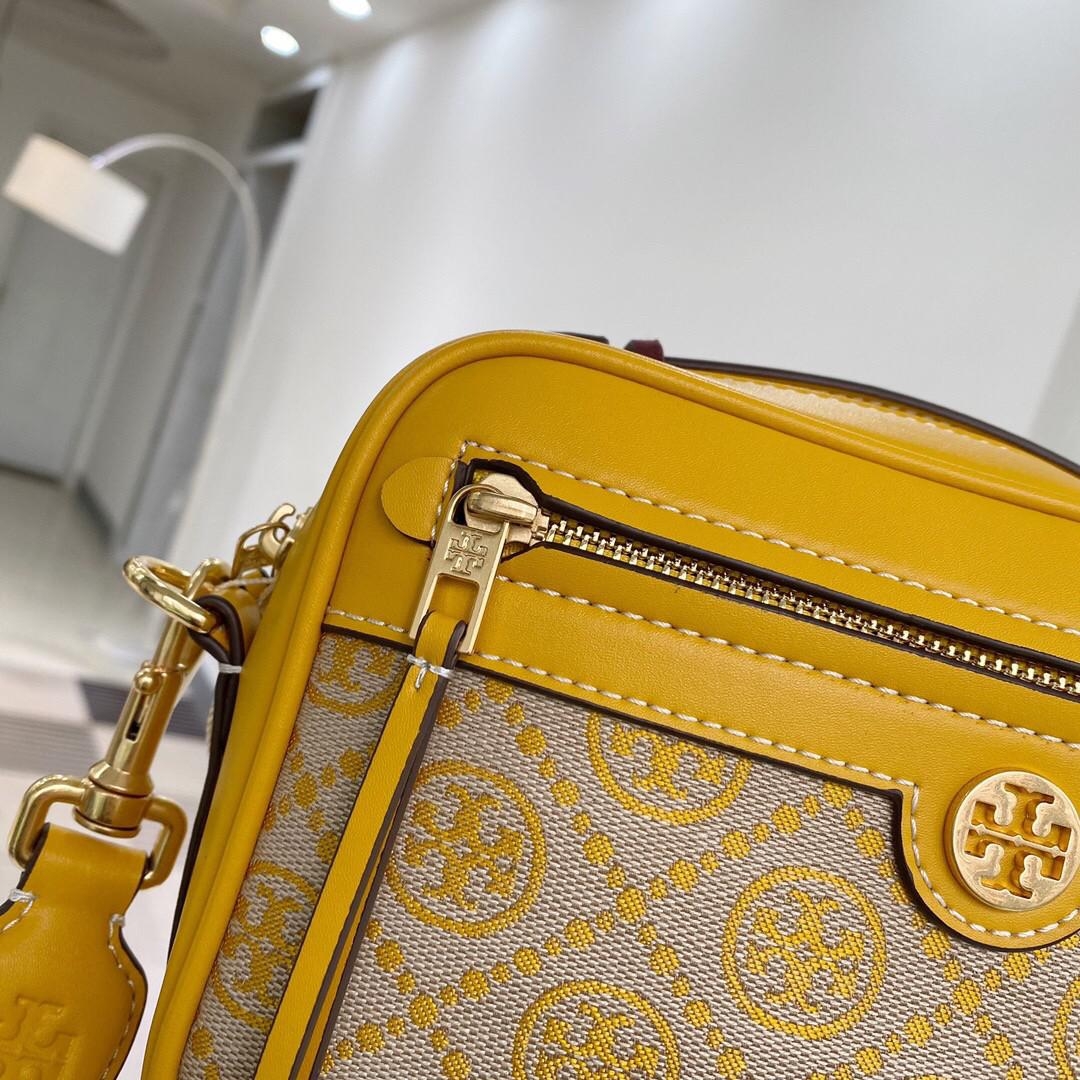 TORY BURCH T MONOGRAM JACQUARD CAMERA BAG กระเป๋าถือหรือสะพายข้าง ปักษ์ลายแบรนด์ วัสดุ Canvas ปักษ์ลายแบรนด์ เปิด-ปิด ด้วยซิป ภายในโล่ง มี1ช่องซิป1ช่องใส่ของจุกจิ๊ก ด้านหน้ามี1ช่องซิป สายยาวถอดสายได้ สวยเก๋ ไม่ควรพลาดเลยค่า