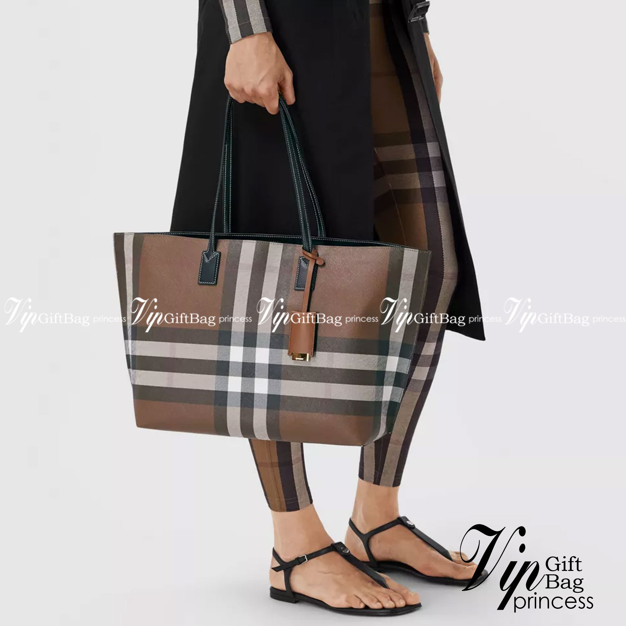 Burberry Check Leather Medium Tote / Burberry Tote Bag กระเป๋าช้อปปิ้งทรงโท้ท ใบใหญ่ หน้าติดอะไหล่แบรนด์สีทอง ช่องกว้างใช้งานง่าย ใส่ของได้เยอะเลยค่ะโดดเด่นด้วยลวดลายคลาสสิก วัสดุผ้าแคนวาส ภายในโล่งกว้างมาก ใส่ของได้สบาย หิ้วไปเที่ยวต่างจังหวัด สะพายไปต่า