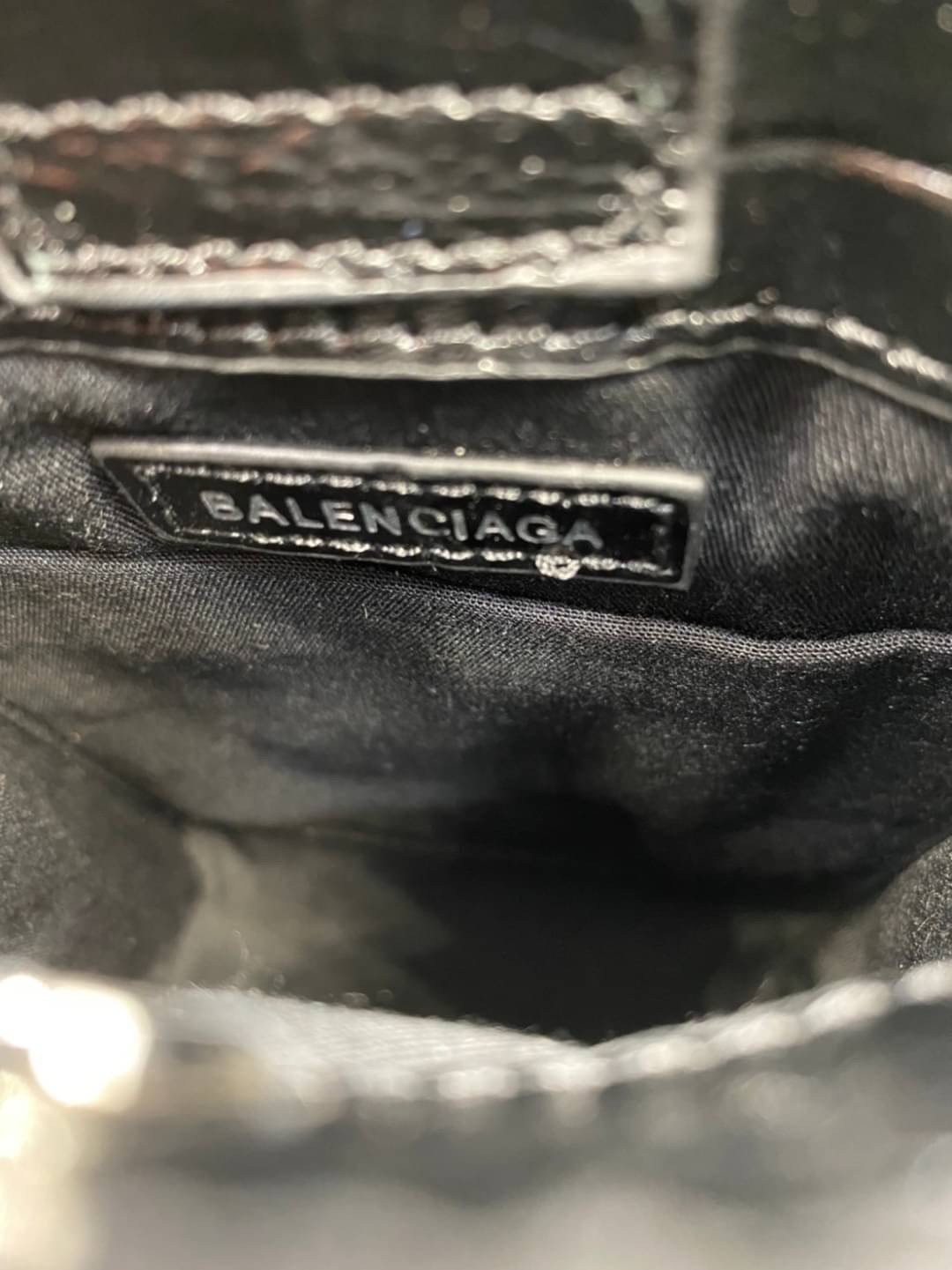 หนังแท้ BALENCIAGA Shopping Phone Pouch leather tote พกกระเป๋าช้อปปิ้งขนาดมินิ ไปทุกที่ในฤดูกาลนี้ ดีไซน์ที่ใช้ได้ทุกวันตั้งแต่หนังแบบมีเท็กซ์เจอร์ ภาพสินค้าถ่ายจากงานขายจริง ใช้งานต่างประเทศได้