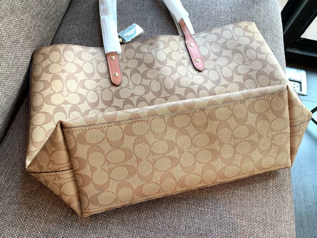 COACH TOWN TOTE SIGNATURE BAG((76636)) พร้อมส่งอีกครั้ง! กระเป๋าใบใหญ่หนังแท้ สวยงามค่ะ ป้ายอะไหล่แบรนด์แบบโลหะสีทองสวยหรูมากๆ เปิดปิดกระเป๋าแบบกระดุมแม่เหล็ก ใช้งานง่าย ภายในกว้างมากๆค่ะบอกเลย สาวๆที่สัมภาระเยอะหายห่วงค่ะ พร้อมช่องกระเป๋าซิปให้ใส่มือถือห