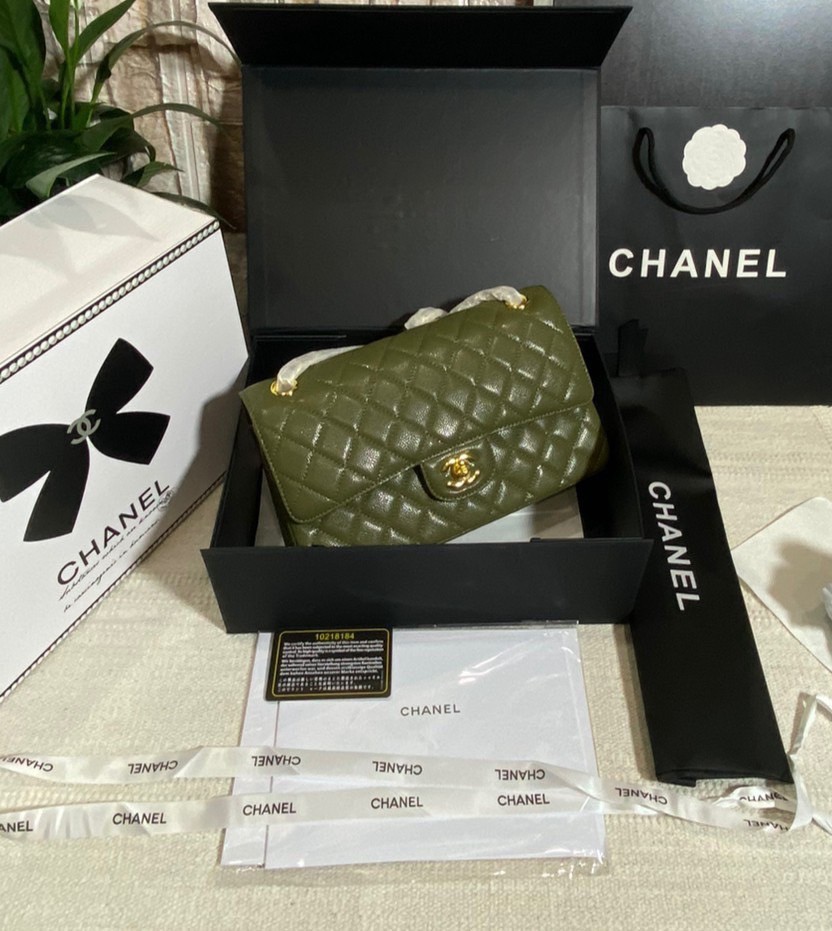 CHANEL Classic Medium Flap Bag กระเป๋าสะพายคลาสสิกรุ่นยอดนิยมตลอดกาล ดีไซน์เรียบหรูหราขับผิว งานหนังแท้สวยมาก มีอะไหล่เงินและทอง สุดยอดเดอะเบสท์ไอเท็ม