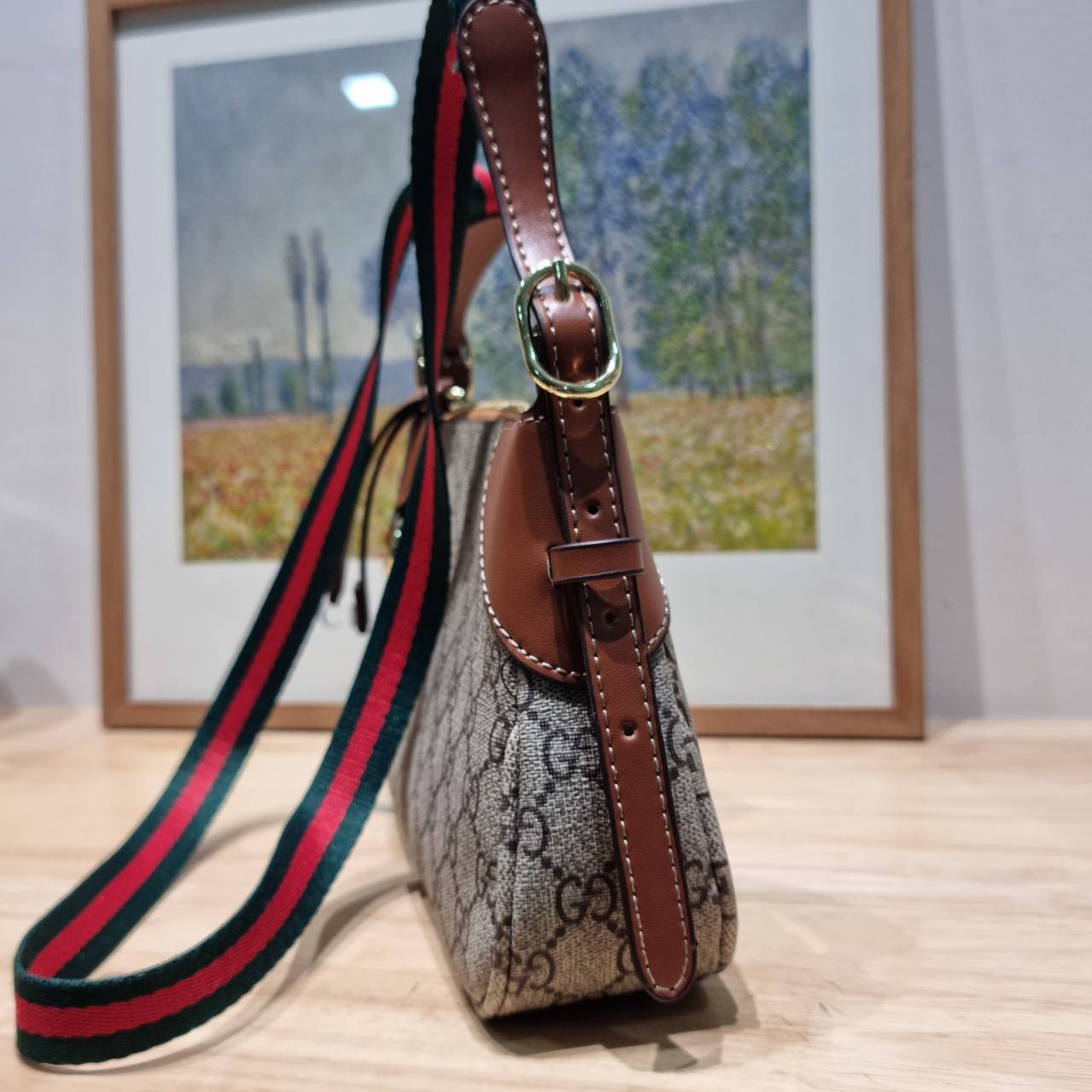 GUCCI GG emblem small shoulder bag กระเป๋าสะพายทรงพอช ขนาดน่ารักมากๆ ทรงสวยคลาสสิค เทรนด์กระเป๋าปุ๊กปิ๊กมาแรงมาก