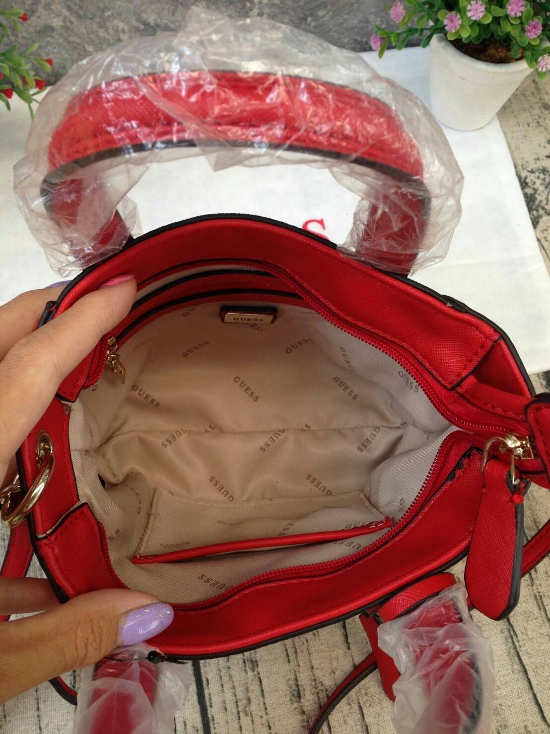 GUESS DELANEY SAFFIANO MINI CROSSBODY BAG WITH STAR กระเป๋าถือหรือสะพาย GUESS FACTORY วัสดุหนังลาย Saffiano ประดับอะไหล่เงินรูปดาวสุดชิค ขนาดกำลังดี น้ำหนักเบา ด้านหน้าประดับ logo พร้อมกับ พวงกุญแจ Signature แบรนด์ที่หูหิ้ว ถอดเเยกใช้ได้ เปิดปิด ด้วยซิป ภ