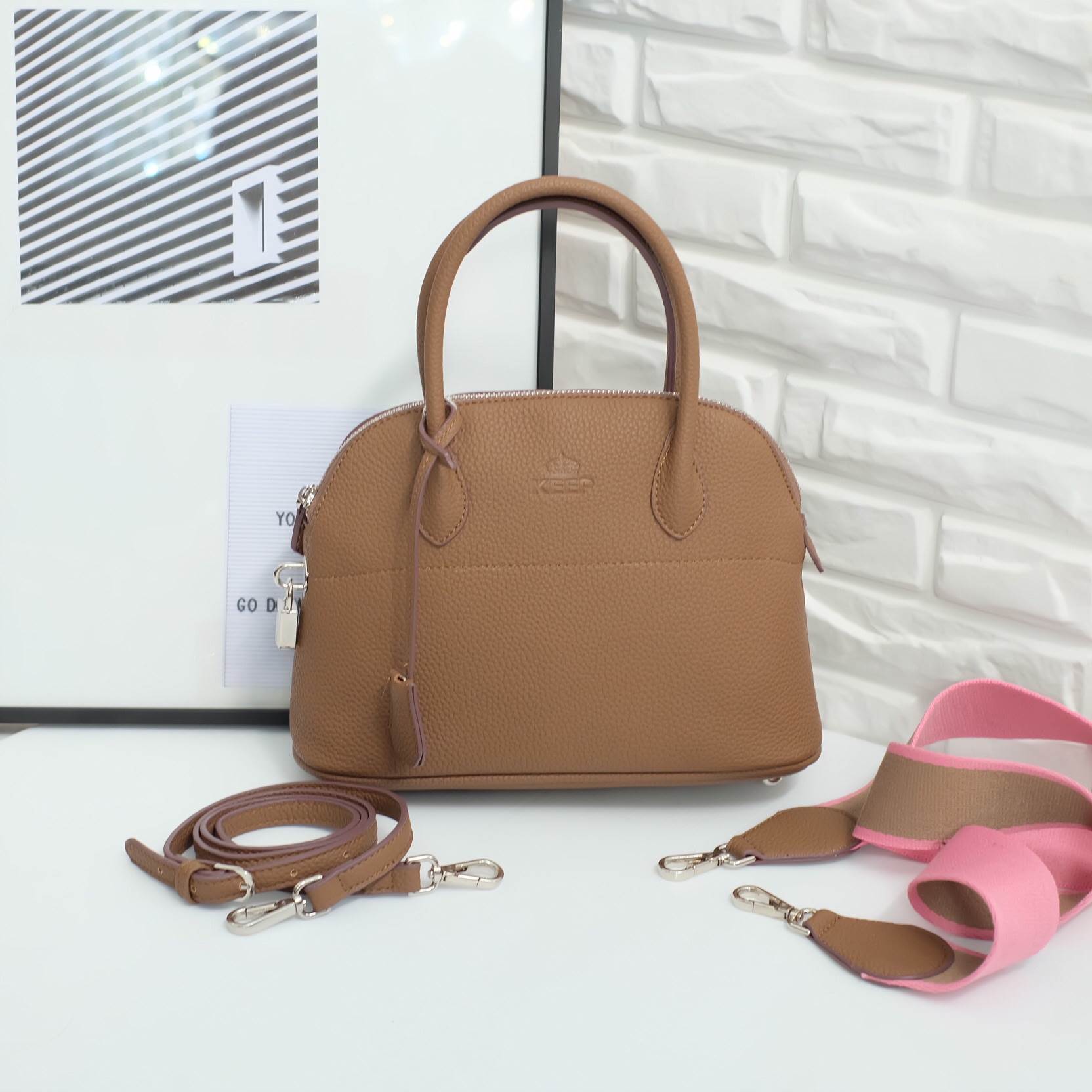 รุ่นใหม่ล่าสุด ' KEEP Tempa handbag ทรง alma สุด Hot หยิบมาใช้เมื่อไหร่ก้อไม่มี Out แน่นอน !! **จุดเด่นที่ > ลายหนังสวย - หรู >เนื้อ matte น้ำหนักเบา ถือสะพายเข้าง่ายกับทุกชุด >ขนาดกระเป๋ากำลังดีคะ ใส่ กปต ยาว มือถือได้ ไม่เล็ก ไม่ใหญ่เกินไป