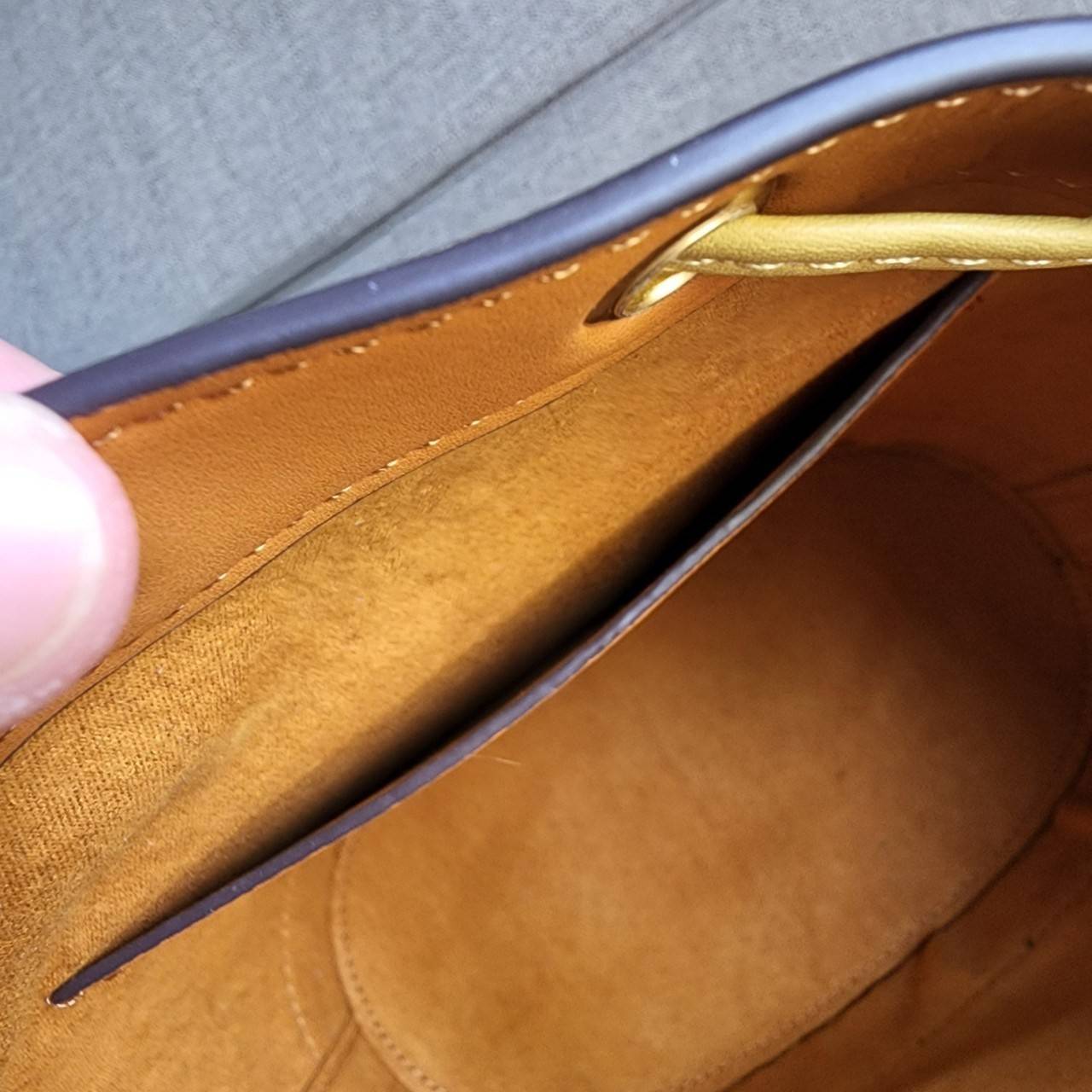 Tory Burch T Monogram Colorblock Bucket Bag กระเป๋าสะพาย ทรงบัคเกต รุ่นฮอต สไตล์ไหนเข้าได้ทุกลุค วัสดุ jacquard ตัดขอบหนังแท้ ภายในเป็นช่องโล่งกว้าง ใส่ของได้เยอะหยิบจับสะดวก มาพร้อมสายสะพายข้างหนังแท้ ถอดและปรับระดับได้สะพายชิวได้ทุกโอกาส