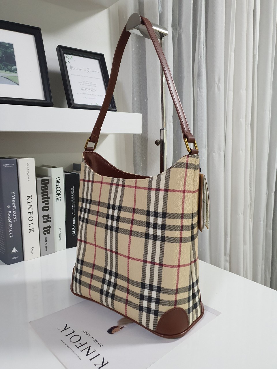 พรีเมี่ยมกิ๊ฟแท้ 100% 】BURBERRY VINTAGE BAG VIP GIFT WITH PURCHASE (GWP) กระเป๋าสะพายไหล่ พรีเมี่ยมกิ๊ฟ Limited Edition จากBURBERRY วัสดุหนังPVC สวยหนังนิ่ม ตัดด้วยสายหนังสีน้ำตาลเข้ม *สวยตาแตกกกก