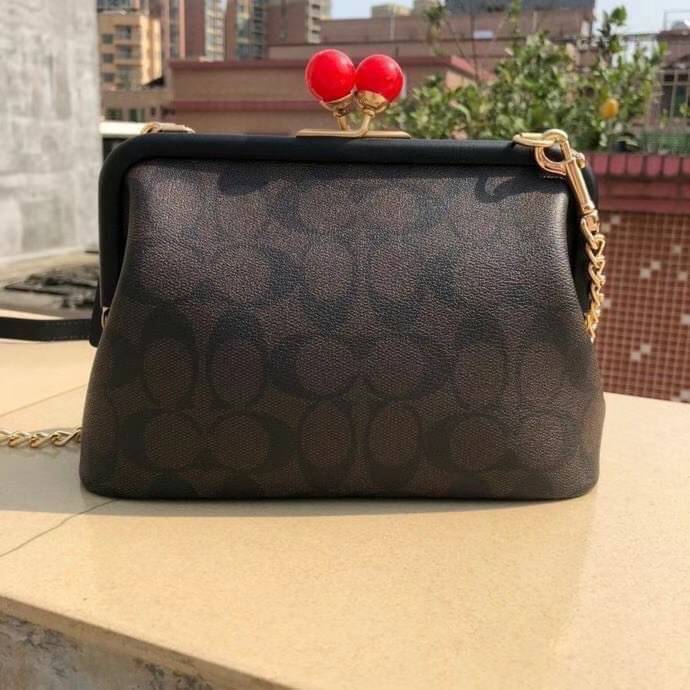 NORA KISSLOCK CROSSBODY (COACH C1451) ครอสบอดี้รุ่นนี้ น่ารักมากค่ะ ขนาดกำลังน่ารักเลยค่ะ ลูกคุณมากๆ ไม่เล็กและไม่ใหญ่มากเกินไป รุ่นนี้สามารถถอดสายสะพายได้ค่ะ ใส่ไอโพนตระกูลพลัสได้ ใส่กระเป๋าสตางค์ใบเล็กได้สบายๆเลยค่ะ