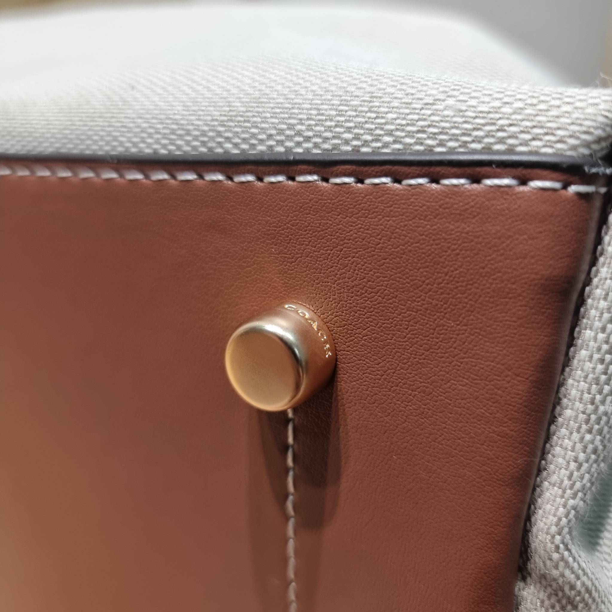 COACH CH189 HANNA CARRYALL น้องใหม่ เรียบหรู ดูแพง กับกระเป๋าถือ/สะพายทรงสวย โทนสีคลาสสิค ดีไซน์ตกแต่งสายคาดจับจีบข้างกระเป๋าเพิ่มดีเทล มาพร้อมหูจับในตัว