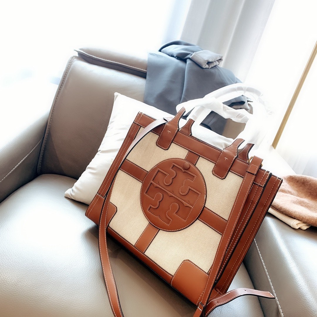 ของแท้ 💯% Tory Burch Ella Canvas Quadrant tote วัสดุ ผ้าCanvas ทั้งใบตัดด้วยหนังแท้สีน้ำตาล ตัวกระเป๋าตั้งอยู่ทรงสวย