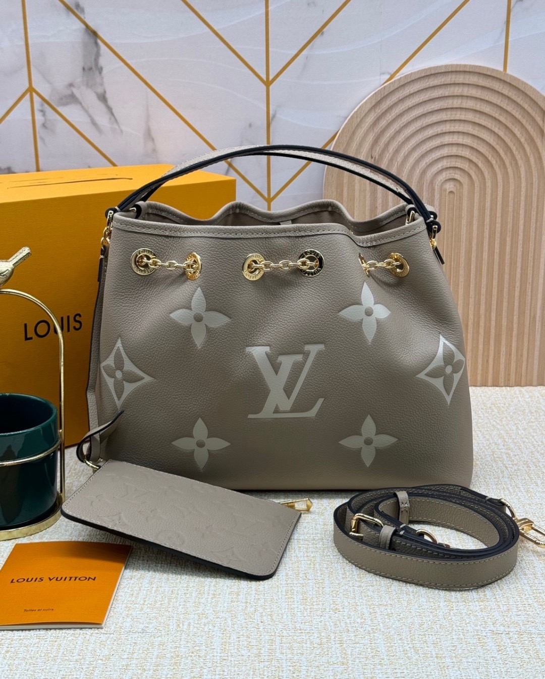 LV Bundle Bag / LV Bella Bucket Bag กระเป๋าสะพายทรงบัคเก็ตรุ่นใหม่ หนังแท้ Monogram Empreinte ตกแต่งอะไหล่สีทองหรูหราปั้มแบรนด์ รูปทรงกระเป๋าเพรียวบางใช้งานได้ตั้งแต่เช้าจรดค่ำแมตช์กับเสื้อผ้าได้ทุกชุด หูจับแบบคู่ใช้ถือก็ดู ล้ำสมัย