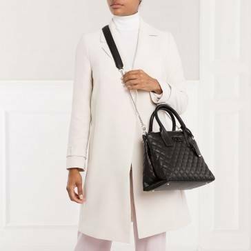 Guess Elliana Quilted-Look Handbag กระเป๋าสะพายรุ่นใหม่ล่าสุดจาก Guess factory วัสดุหนังนิ่มเรียบเดินเส้นลายตารางสวยดูดี ขนาดกำลังดี น้ำหนักเบา ด้านหน้าประดับโลโก้แบรนด์สวยโดดเด่น มีช่องใส่ของหลายช่อง เปิดปิดด้วยกระดุมแม่เหล็กและช่องซิป ภายในโล่งกว้างมีช่