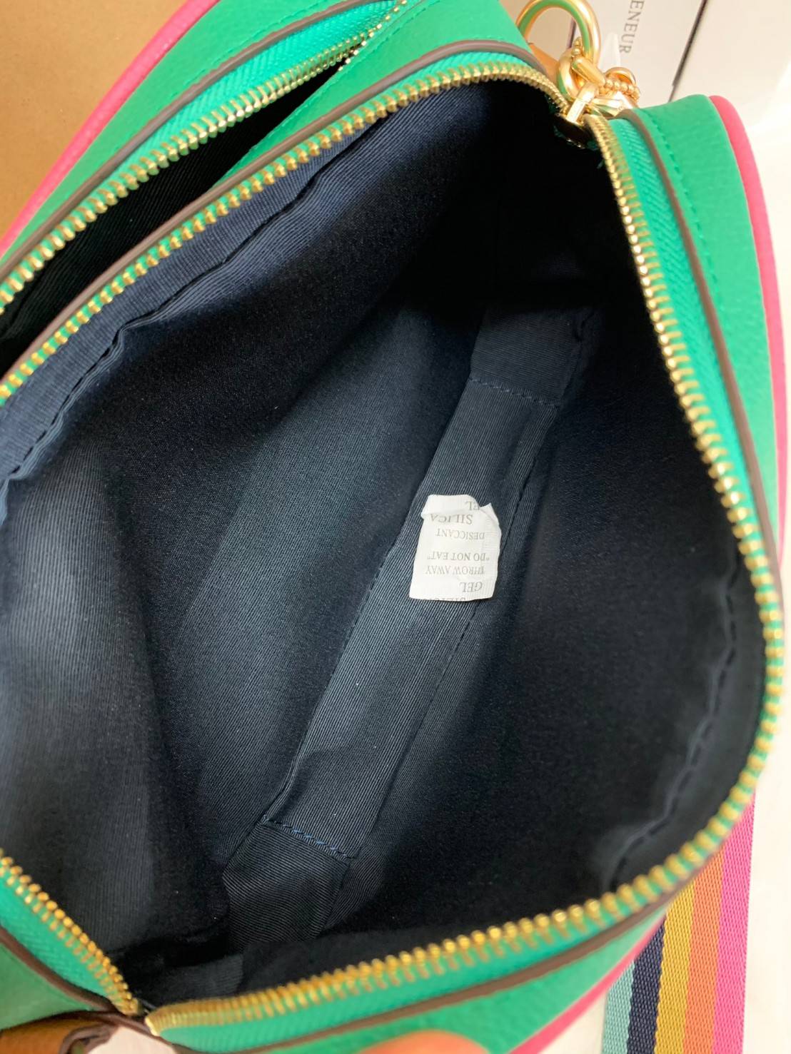 COACH JES CROSSBODY IN COLORBLOCK((72704)) พร้อมส่งอีกครั้ง ห้ามพลาดก่อนหมดค่ะ! กระเป๋าสะพายข้าง//หรือครอสบอดี้ร์ หนังแท้นิ่ม ลายหนังสวยงาม ด้านหน้ามีโลโก้แบรนด์แบบรถม้าเก๋ไก๋ค่ะ มี2ช่องซิปหลักให้ใส่ของ;สามารถใส่กระเป๋าเงินใบยาวได้;ของอื่นๆได้หลายอย่างเลย