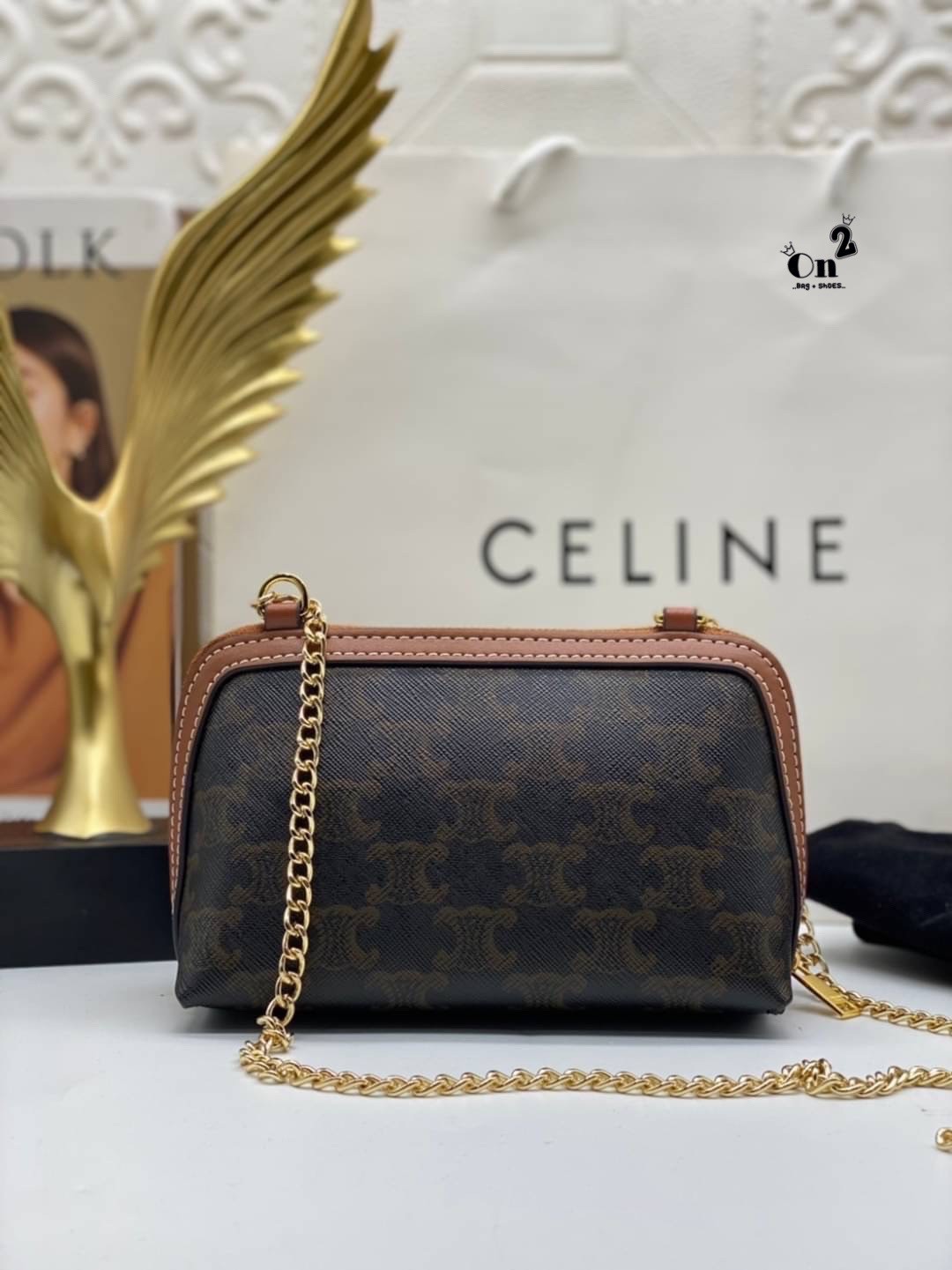 CELINE POUCH 16cm / CELINE TRIOMPHE Triumphal Arch Canvas / CELINE CLUTCH WITH CHAIN ภาพถ่ายจากสินค้าจริง พร้อมส่งที่ไทย ใช้งานต่างประเทศได้ กระเป๋าคลัทช์ดีไซน์เรียบหรูออกแบบมาได้อย่างลงตัว