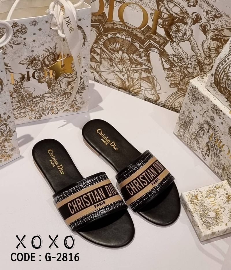 Christian Dior รองเท้า งานสวม วัสดุผ้าทวีส ด้านหน้า มีโลโก้แบรนด์ว่าง สวย เก๋ ชนช้อป แมทส์ชุดง่าย น้ำหนักเบา