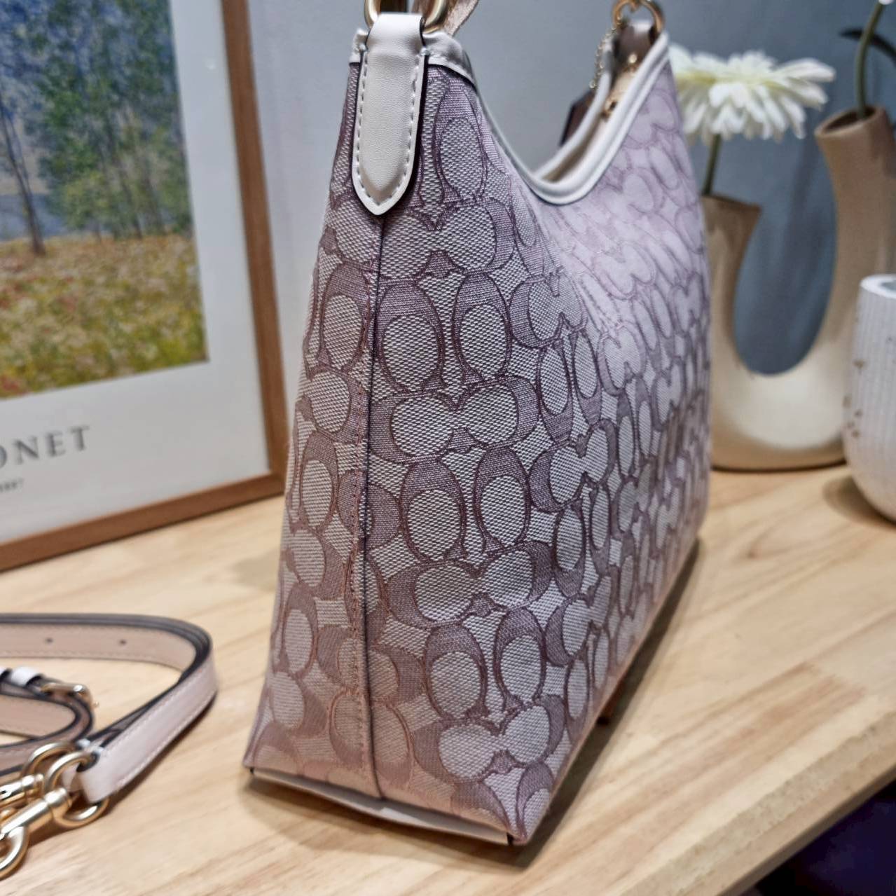 ORI หนังแท้ | Coach Laurel Signature shoulder bag กระเป๋าสะพายทรงโท้ท มาใหม่ในโทนสีน่ารักสุดจะคิวท์ มีให้ทั้งสายคล้องไหล่ และสายสะพายข้าง ใช้แมทช์ได้กับทุกลุคทุกสไตล์ ภายในเป็นช่องโล่ง มีซิปและช่องย่อย จุของได้เยอะกว่าที่เห็นมากๆ