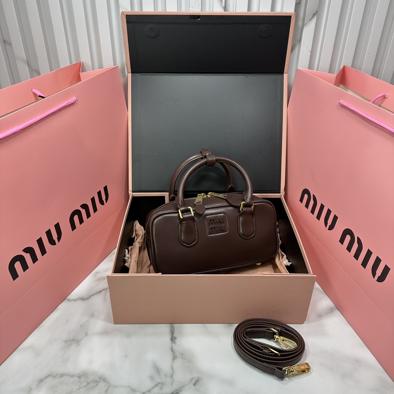 ORI หนังแท้ | MIU MIU Arcadie leather mini-bag Mini 20cm กระเป๋าสะพายทรงโฮโบลุคลูกคุณหรูหรา ไซส์มินิน่ารักๆเก๋ๆ สวยดูแพง หูจับในตัวง่ายและสะดวกพกพา
