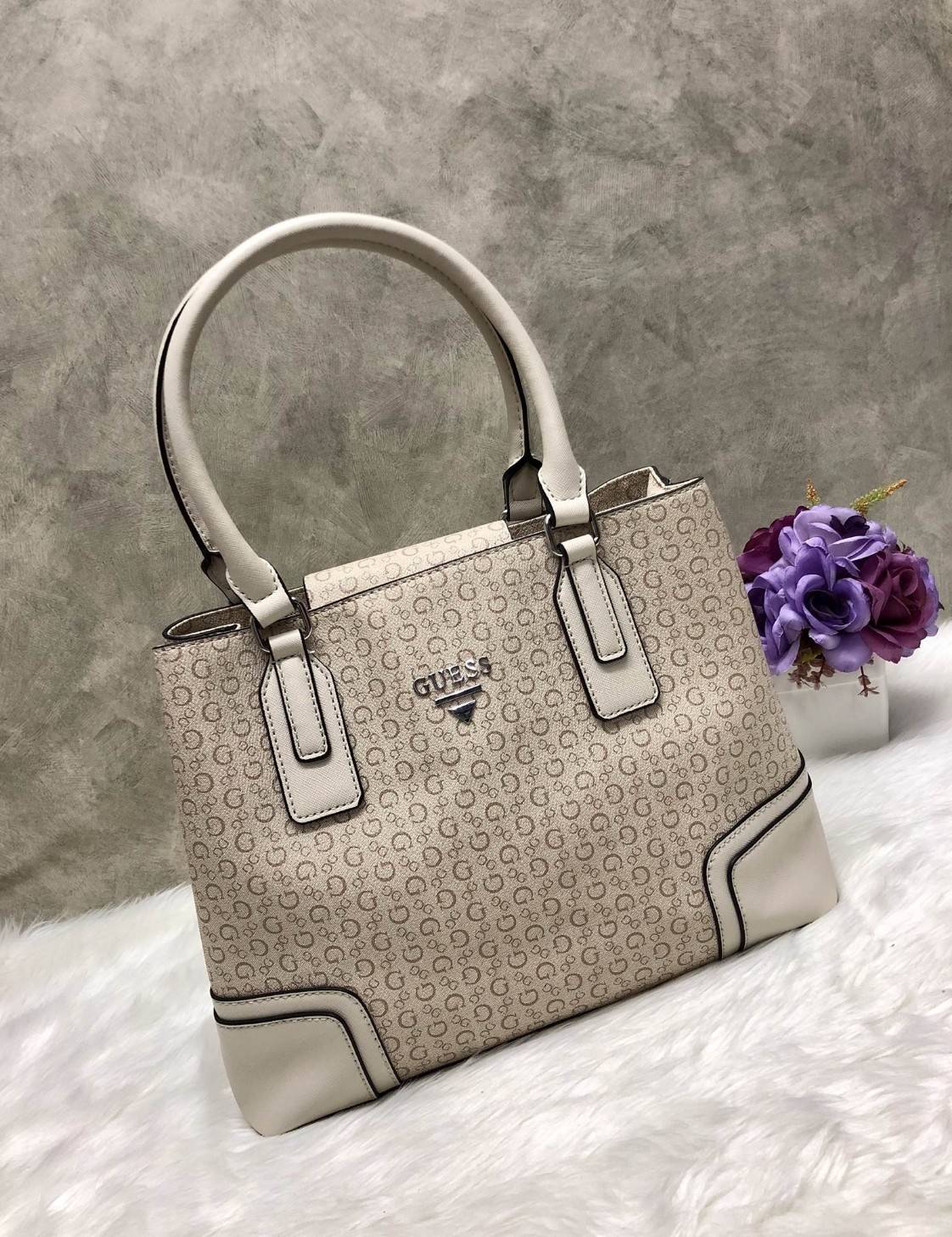 New GUESS FOXWOOD LARGE BAG พร้อมส่ง!!! กระเป๋าถือหรือสะพายแบบคล้องไหล่ได้ วัสดุหนังลายGทั้งใบ ด้านหน้าติดโลโก้แบรนด์หรู เปิดปิดกระเป๋าแบบแบบแม่เหล็ก ด้านในมี3ช่อง มีข่องซิปกลาง ช่องหลักหน้าหลัง ภายในช่องกว้างมากค่ะ ใส่ของจุทีเดียว พร้อมช่องเล็กใส่ของจุกจ