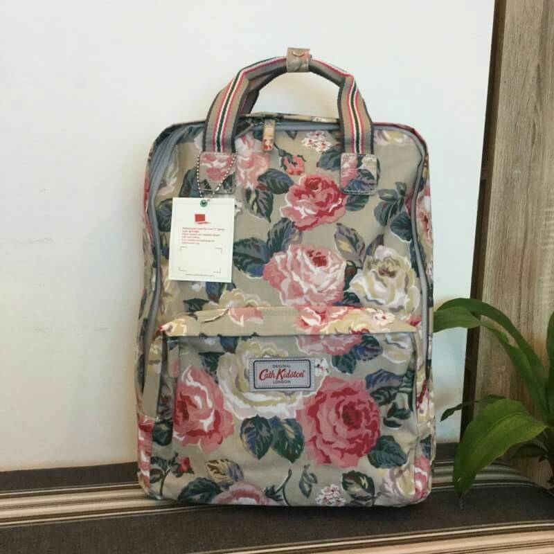 Cath Kidston Backpack Bag กระเป๋าสะพายสไตล์ vintage เป็นอีกรุ่นที่สาวๆ ถามถึงเยอะค่ะ วัสดุเป็น Canvas เคลือบ PVC กันน้ำ ทำความสะอาดง่าย น้ำหนักเบา เปิดปิดด้วยซิปรอบสะดวกใช้ ด้านหน้าประดับโลโก้ Cath Kidston พร้อมช่องซิปเล็กด้านนอกใส่กระเป๋าสตางค์ มือถือได้