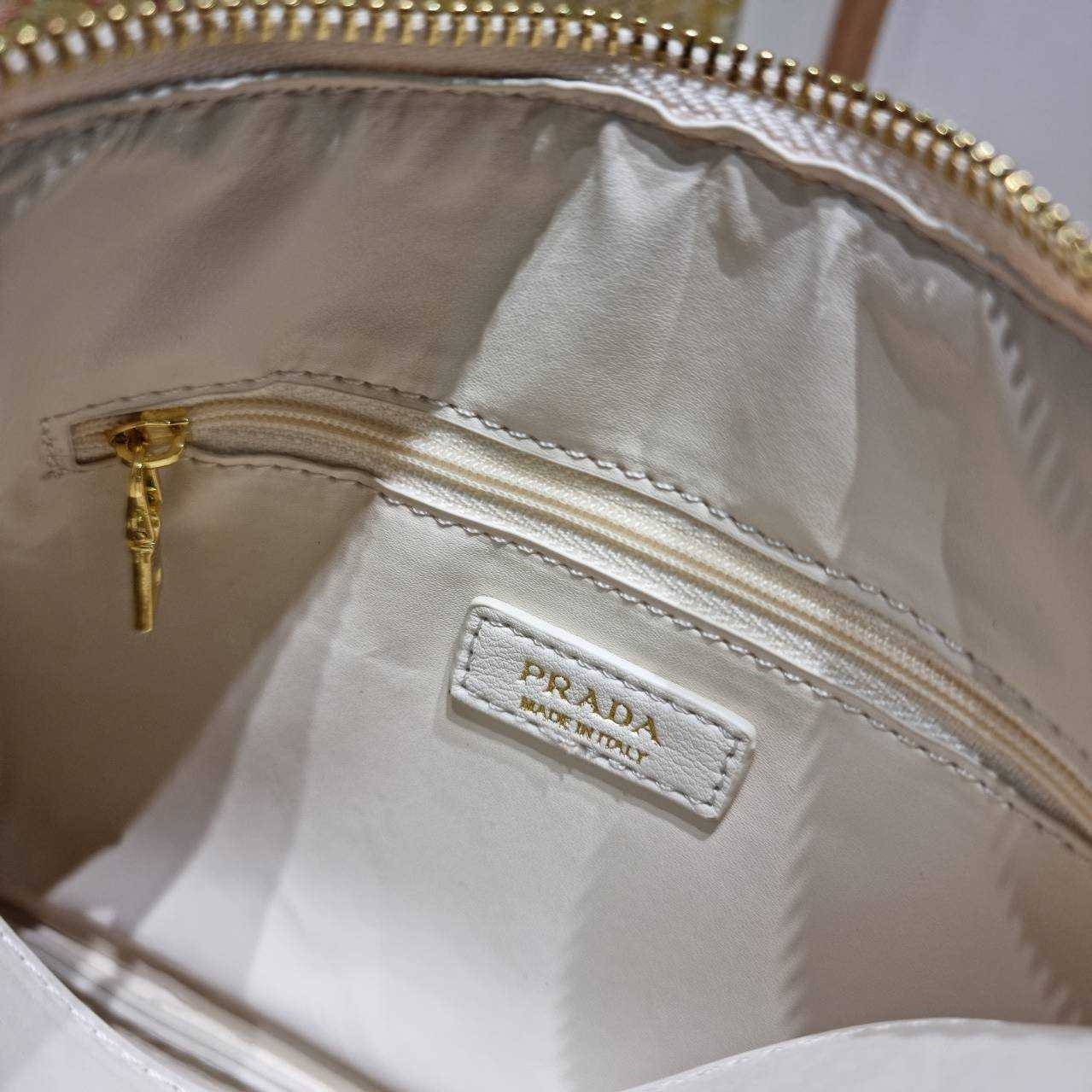 PRADA MEDIUM LEATHER HANDBAG กระเป๋าสะพายไหล่ดีไซน์เก๋และมาแรงมาก สาวๆหนุ่มๆติดแกลมต้องไม่พลาด สวยดูแพง เกรดวีไอพี ไฮเอน 1:1 ใช้งานต่างประเทศได้