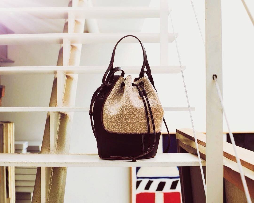 พรีเมี่ยมกิ๊ฟแท้ 100% 】LOEWE CROSSBODY ANAGRAM BUCKET BAG GIFT WITH PURCHASE (GWP) กระเป๋าถือหรือสะพายพรีเมี่ยมกิ๊ฟ Limited จาก LOEWE PERFUME DUTYFREE COUNTER รุ่นใหม่ล่าสุด Rare items หายากสุดเลอค่าวัสดุ Anagram Canvas ตัดหนังแท้ Calfskin สุดคลาสสิค