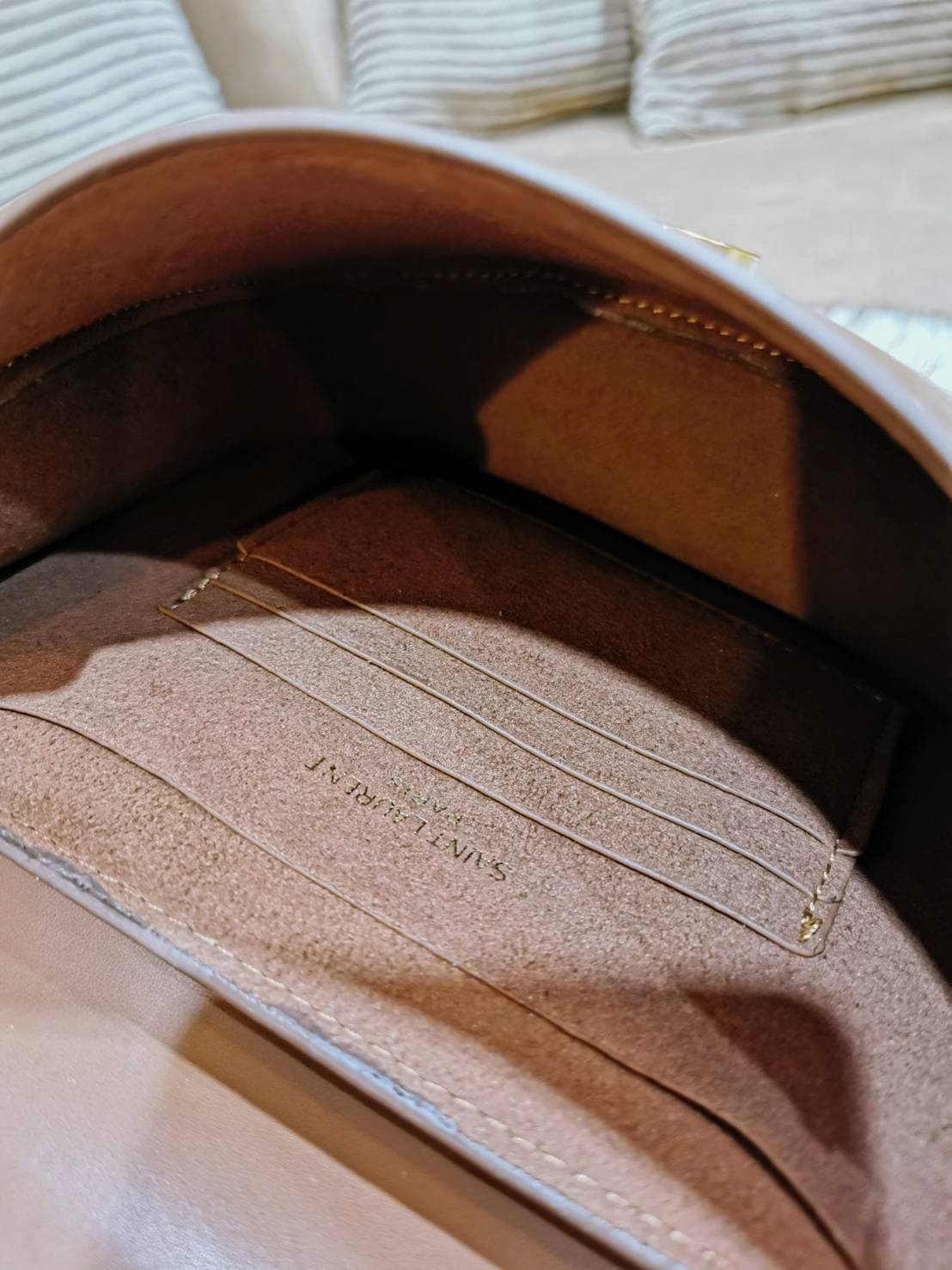 VIP 🥂 สีใหม่พร้อมส่ง! Saint Laurent Kaia Small YSL Plaque Leather Cross Body Bag / YVES SAINT LAURENT YSL BAG VIP วัสดุ Calfskin หนังเรียบอยู่ทรงเปิดปิดด้วยฝาปิดโลโก้แบรนด์อะไหล่ทอง ภายในโล่งมีโลโก้และช่องย่อยสามารถใส่มือถือของใช้จุกจิกได้เยอะ สาย