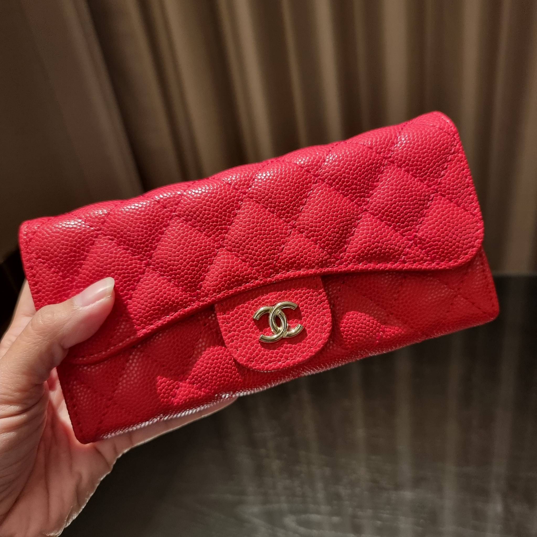 VIP 】กระเป๋าสตางค์ใบยาวรุ่นฝาพับที่ถามหากันมากที่สุด!! สวยรับทรัพย์จาก Chanel วัสดุหนังลายคาร์เวีย ลุคผู้ดีที่สุด เปิด-ปิดด้วยกระดุมแม่เหล็ก ภายในกระเป๋ามีช่องใส่บัตรได้เยอะ ใส่ธนบัตร ใส่เหรียญได้ มีช่องซิปแยกอีกหนึ่งช่อง ดีไซน์เรียบหรูดูคลาสสิค!! สาวๆห้า