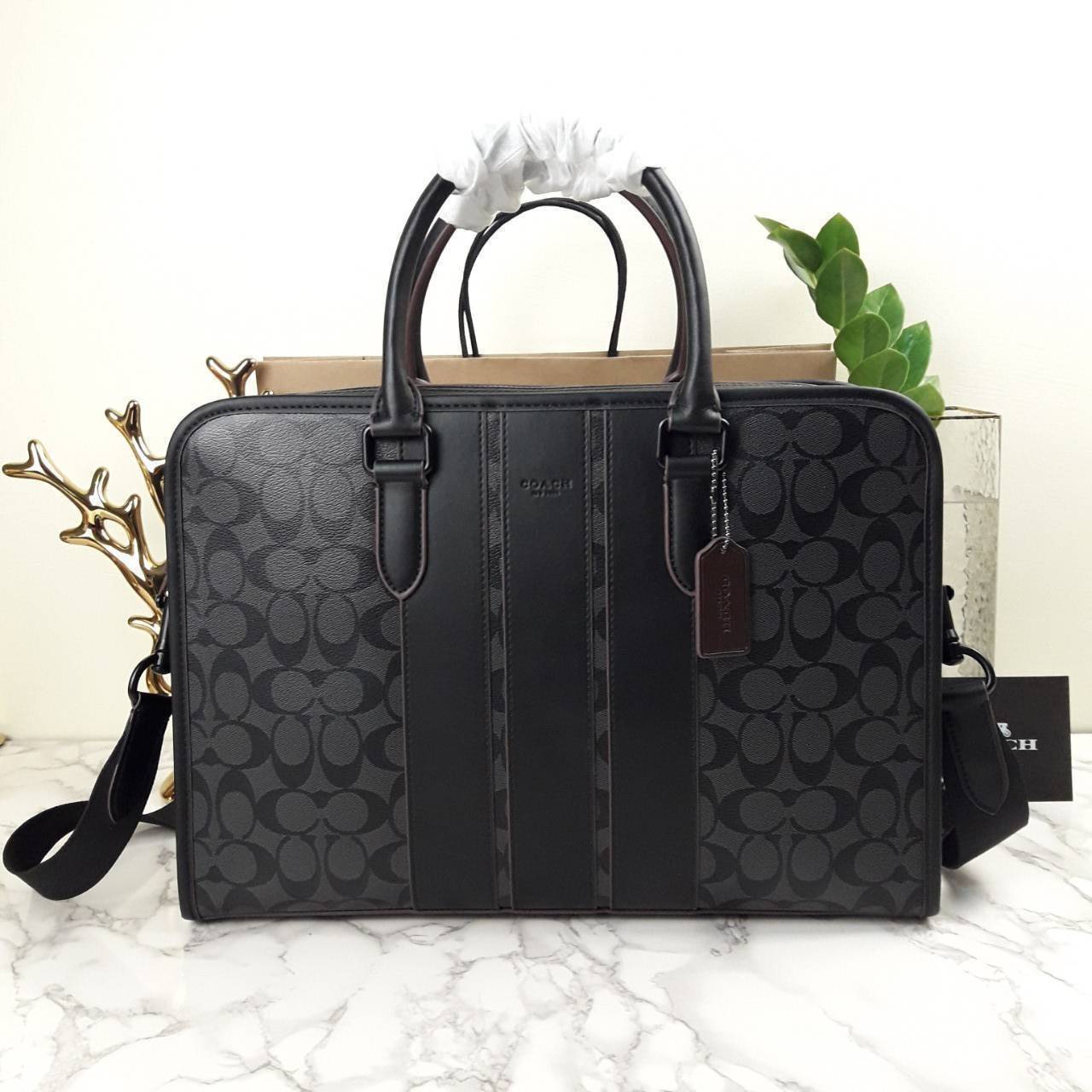 COACH BOND BRIEF IN SIGNATURE CANVAS (COACH F23212)🍁 หนุมๆสาวๆ สาวก Unisex พลาดไม่ได้เลย ลุยงานได้จริง รุ่นนี้เลย//วัสดุแคนวาส ผสมกับหนังแท้ คุณภาพ ทนทาน หนาแน่น ใส่เอกสาร ใส่โน๊ตบุ๊ค ลุยงานได้แบบ Real life จริงๆ ฟังก์ชั่นครบมาก >>มีสายสะพาย