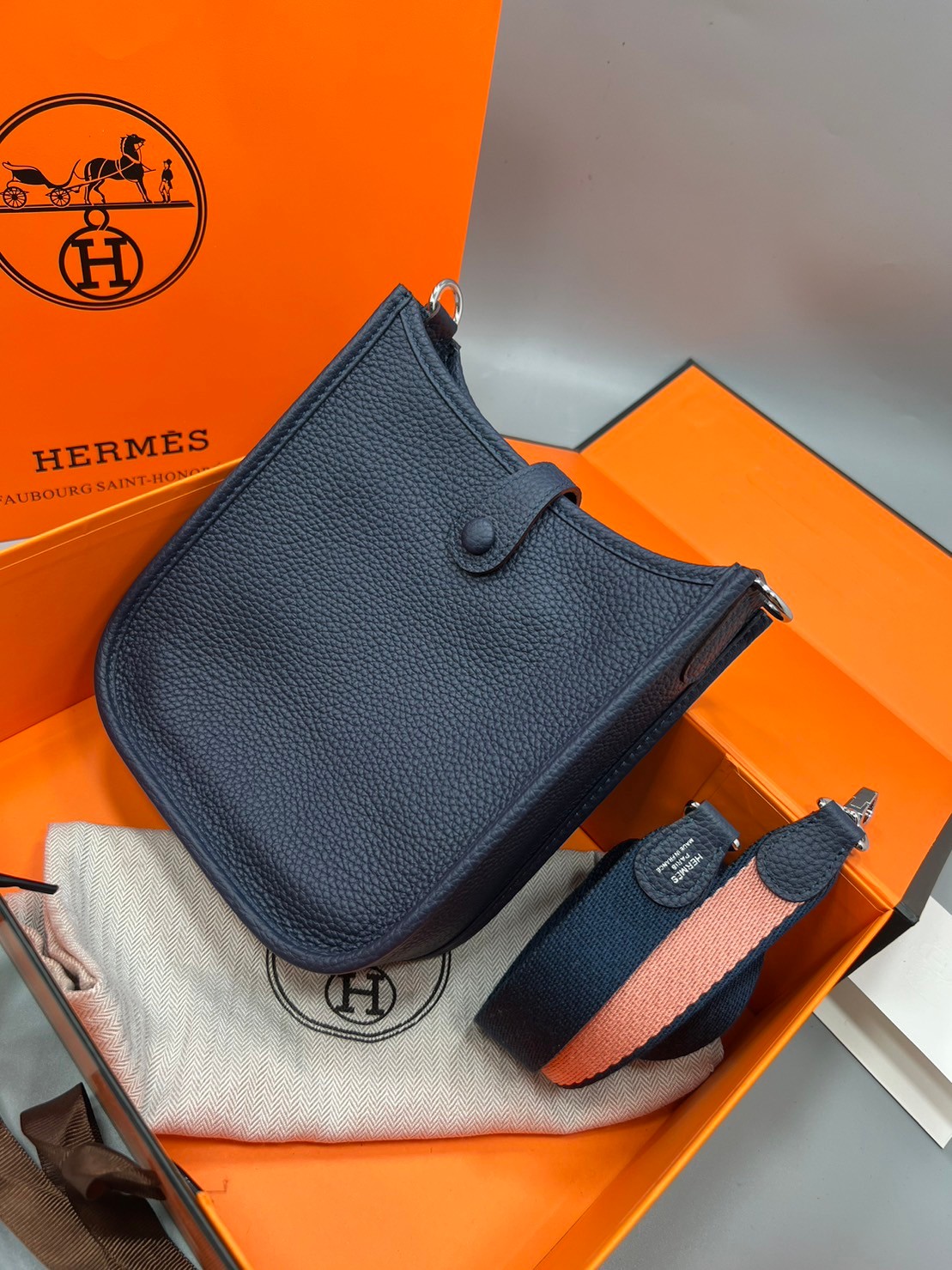 HERMES evelyne mini bag Luxury Bag กระเป๋าสะพายแบรนด์ดัง แบรนด์หรู คลาสสิกตลอดกาล ใช้ได้ทั้งชายหญิง ใบเดียวจบ สวยรวยปัง เกรดท็อปออริจินอล ภาพสินค้าถ่ายจากงานขายจริง ใช้งานต่างประเทศได้