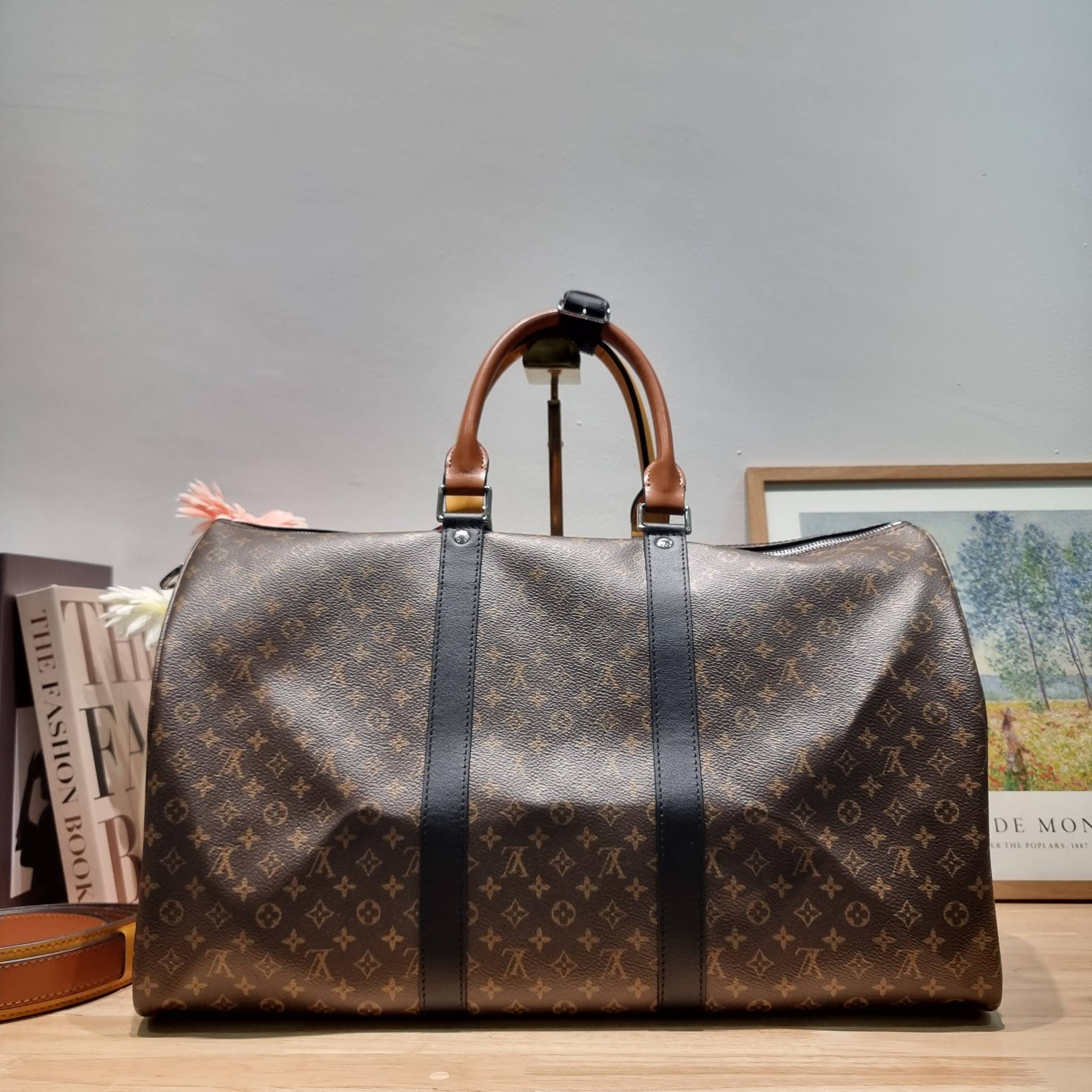 LV KEEPALL BANDOULIERE กระเป๋าเดินทางสุดชิค ที่ทำให้การเดินทางไม่ธรรมดาอีกต่อไป ด้วยลูกเล่น patch แท็กห้อย และใบลูก ที่จัดมาให้ได้เก๋ๆ ไม่ซ้ำใคร วัสดุหนังแคนวาสคุณภาพดี ดีไซน์ลวดลายโมโนแกรมเอกลักษณ์ ซิปมีตัวล็อคไว้ให้แน่นหนา มีสายสะพายครอสให้ ภายในโล่งกว้