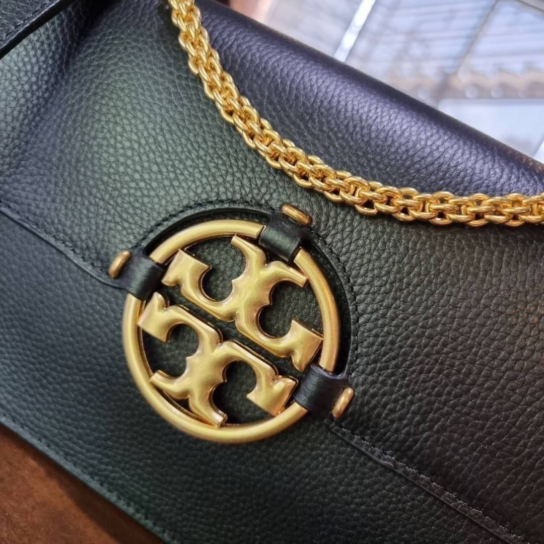 TORY BURCH MILLER SHOULDER BAG รุ่นยอดนิยม รุ่นหายาก รุ่นที่สาวๆตามหา ใบนี้เลย!! สวยหรู ผู้ดีทุกสี กระเป๋าสะพายไหล่ ดีไซน์อยู่ทรง คลาสสิคแฝงความหรูด้วยโลโก้สีทองอร่ามโดดเด่น