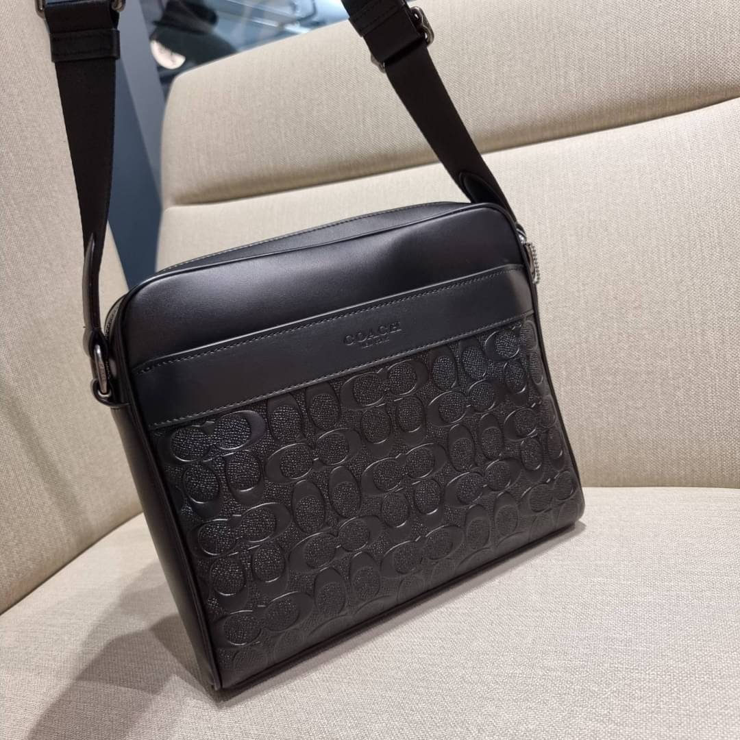 COACH F28455 CHARLES CAMERA BAG IN SIGNATURE LEATHER รุ่นสุดฮิตที่หนุ่มๆเค้ารู้กัน กับกระเป๋าสะพายข้างทรงแมสเซนเจอร์ ที่อัพเลเวลความหรูด้ายลายปั๊มซิกเนเจอร์นูน บนวัสดุหนัง crossgrain ตัดสลับด้วยหนังแท้ สัมผัสดีทั้งใบ มีช่องซิปให้ด้านหน้า และช่องย่อยด้านหล