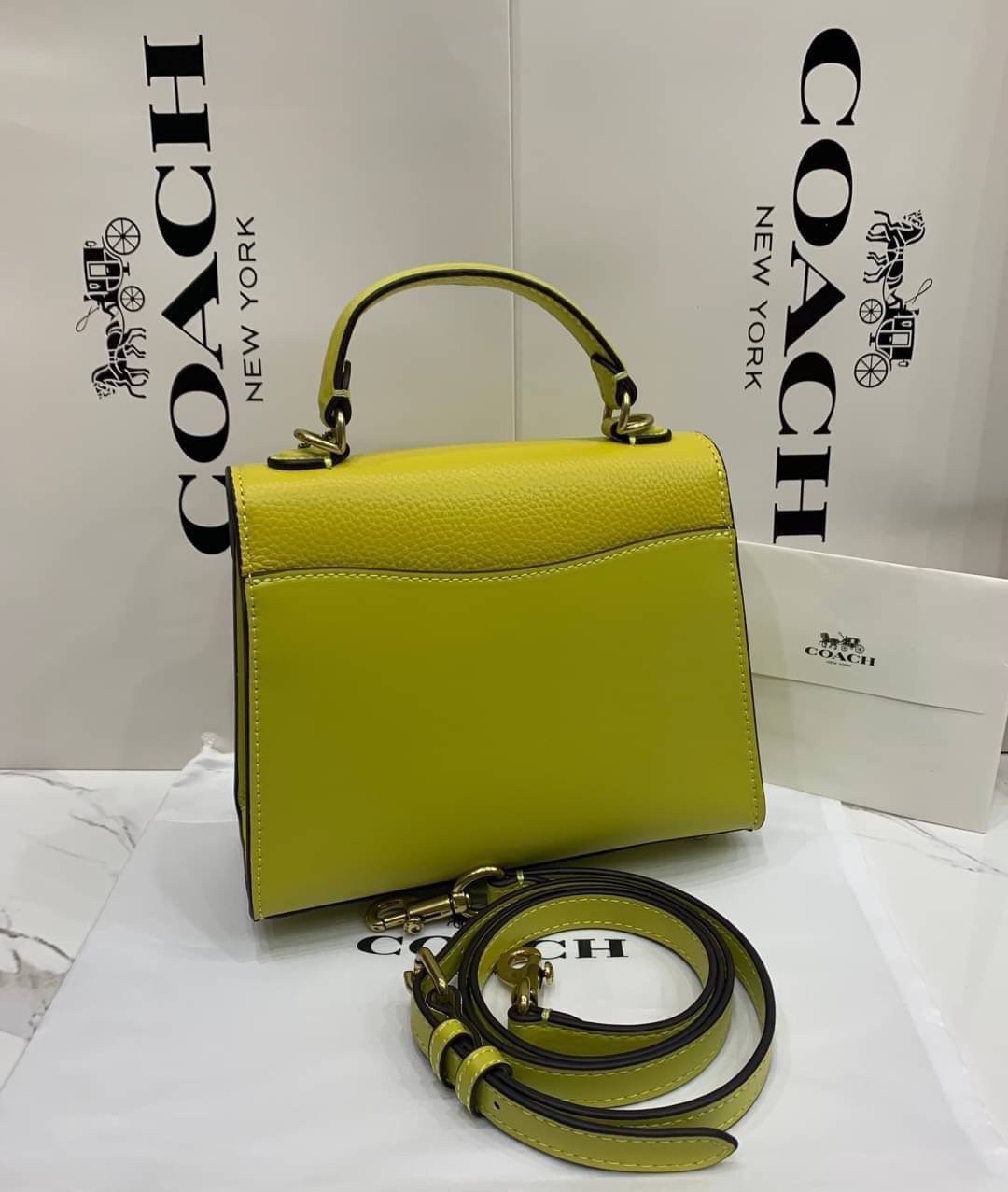 COACH TABBY TOP HANDLE 20 พร้อมส่งที่ไทยค่ะ! กระเป๋าหิ้ว//สะพายข้างได้ หนังแท้อย่างดี กหนึ่งใบทำหนังสองลายได้อย่างสวยงาม พร้อมโลโก้รุ่นใหม่ล่าสุดดูดีมากๆค่ะ เปิดปิดกระเป๋าแบบกดล็อค ภายในมีช่องหลักสองช่อง ใส่มือถือได้ทุกรุ่น;กระเป๋าเงินใบกลางได้;ของจำเป็นจ