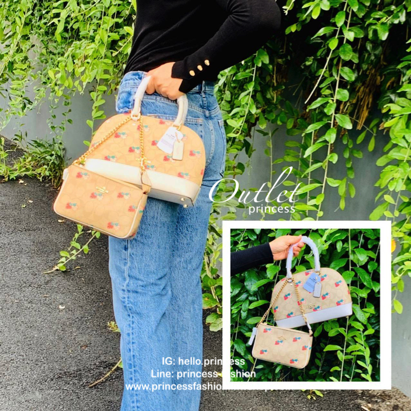 COACH MINI SIERRA SATCHEL IN SIGNATURE WITH STRAWBERRY PRINT (COACH 91514) กระเป๋าทรงโดม สุดฮิต วัสดุ pvc อย่างดีค่ะ 🔺จุดเด่นมีรูปสตรอเบอร์รี่น่ารักๆทั้งใบค่ะ เปิดปิดกระเป๋าแบบซิป ภายในกระเป๋ากว้าง ใส่กระเป๋าเงินใบยาวได้;ของจำเป็นของสาวๆได้ครบค่ะ 