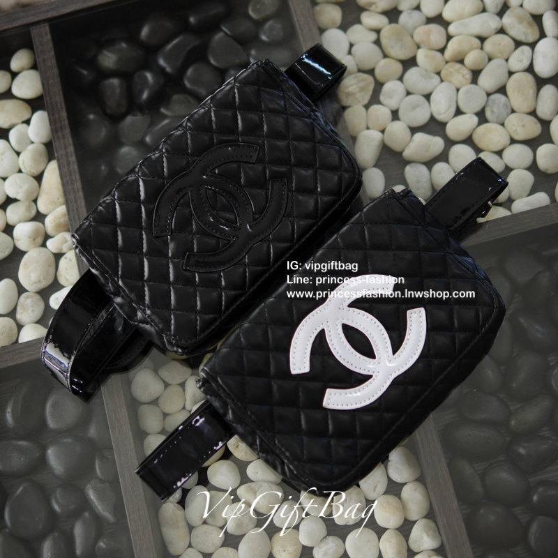 CHANEL WAIST BAG (NOT FOR SALE) กระเป๋าสะพายคาดเอวหรือคาดอกพรีเมี่ยมกิ้ฟของแท้จาก CHANEL วัสดุหนัง PU นิ่มมือ ปักโลโก้สีขาว ด้านในเปิดปิดด้วยฝาปิดกระดุมแม่เหล็ก ใส่ของจุกจิกและมือถือได้ทุกรุ่น มาพร้อมสายคาดเอวแบบเข็มเข็มขัดปรับระดับ อะไหล่เงิน สามารถถอดได