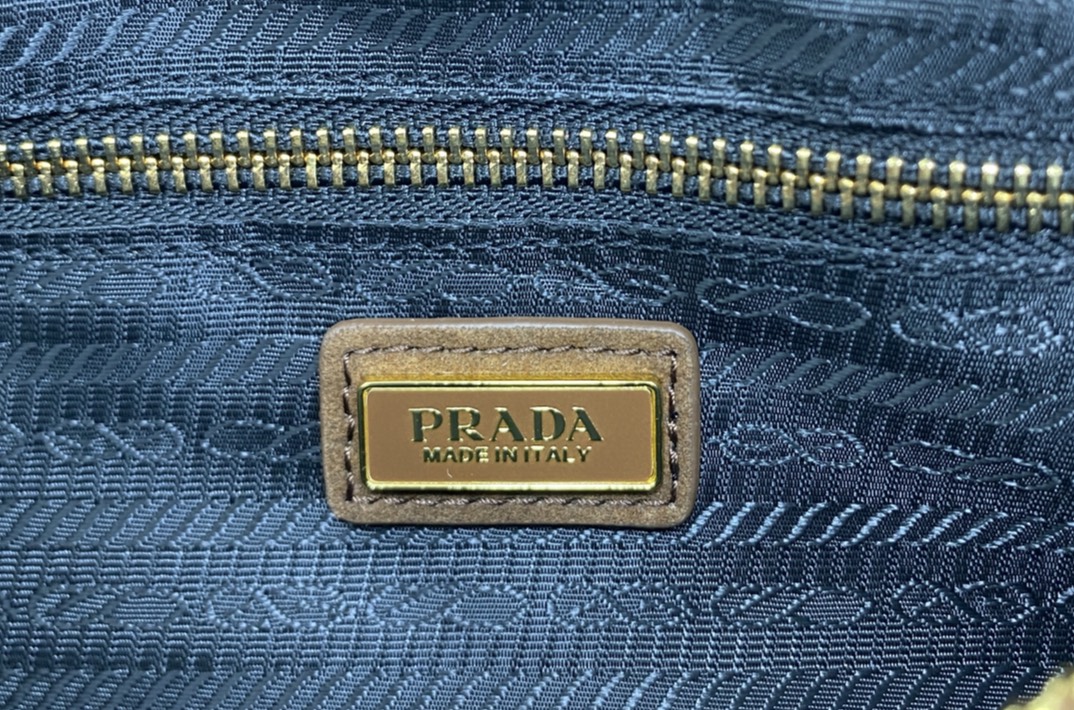 ORI หนังแท้ | Prada Bonnie medium leather handbag 32cm กระเป๋าสะพายทรงโท้ท โดดเด่นด้วยดีไซน์ที่เน้นความประณีตแต่ใช้งานได้จริง หนังเนื้อนุ่มเคลือบเงา เน้นย้ำเสน่ห์อันทันสมัยและใช้งานได้หลากหลาย
