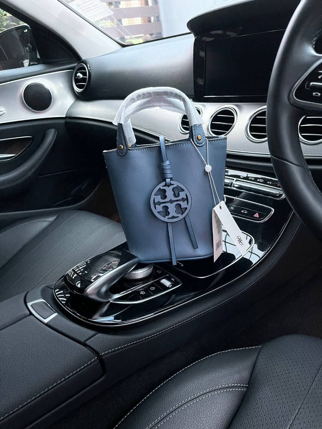 ของแท้ 💯% Tory burch miller mini bucket bag กระเป๋าทรงคลาสสิคจากTory burch มาพร้อมกับรูปทรงถัง ขนาดน่ารักกำลังดี