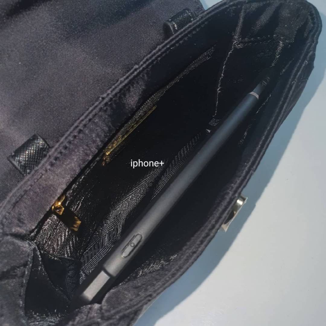 PRADA SHOULDER BAG ส่งตรงจากเคาเตอร์ต่างประเทศ นานๆจะมาทีคะ **ขนาดมินิปุ๊กปิ๊ก กับแบรนด์ Prada เก๋ ไม่ซ้ำใครแน่นอนคะรุ่นนี้ เปิดปิดด้วยกระดุมแม่เหล็ก ภายในบุผ้าแบรนด์ และ มีป้ายโลหะแบรนด์ **อะไหล่ทองเข้มทั้งใบ สามารถใส่Iphone11+ ได้ งานน่ารัก ราคาดี้ดีแบบ