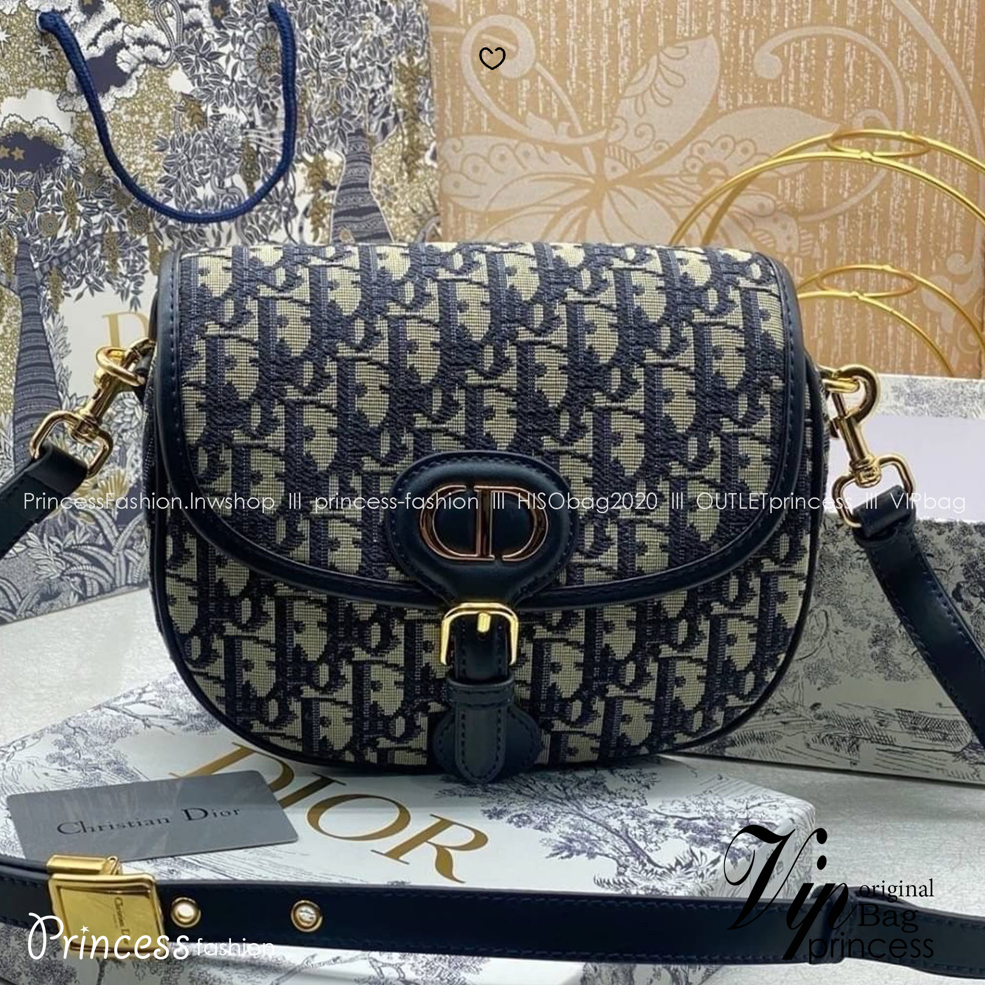 Dior Bobby Medium Bag Dior Oblique jacquard fabric in blue กระเป๋าสะพายทรงโฮโบรุ่นยอดนิยม คลาสสิคสุดหรู ด้วยเส้นสายที่ประณีตและสัดส่วนที่กลมกลืนลงตัวอย่างสวยงาม เกรดท็อปออริ ใช้งานต่างประเทศได้