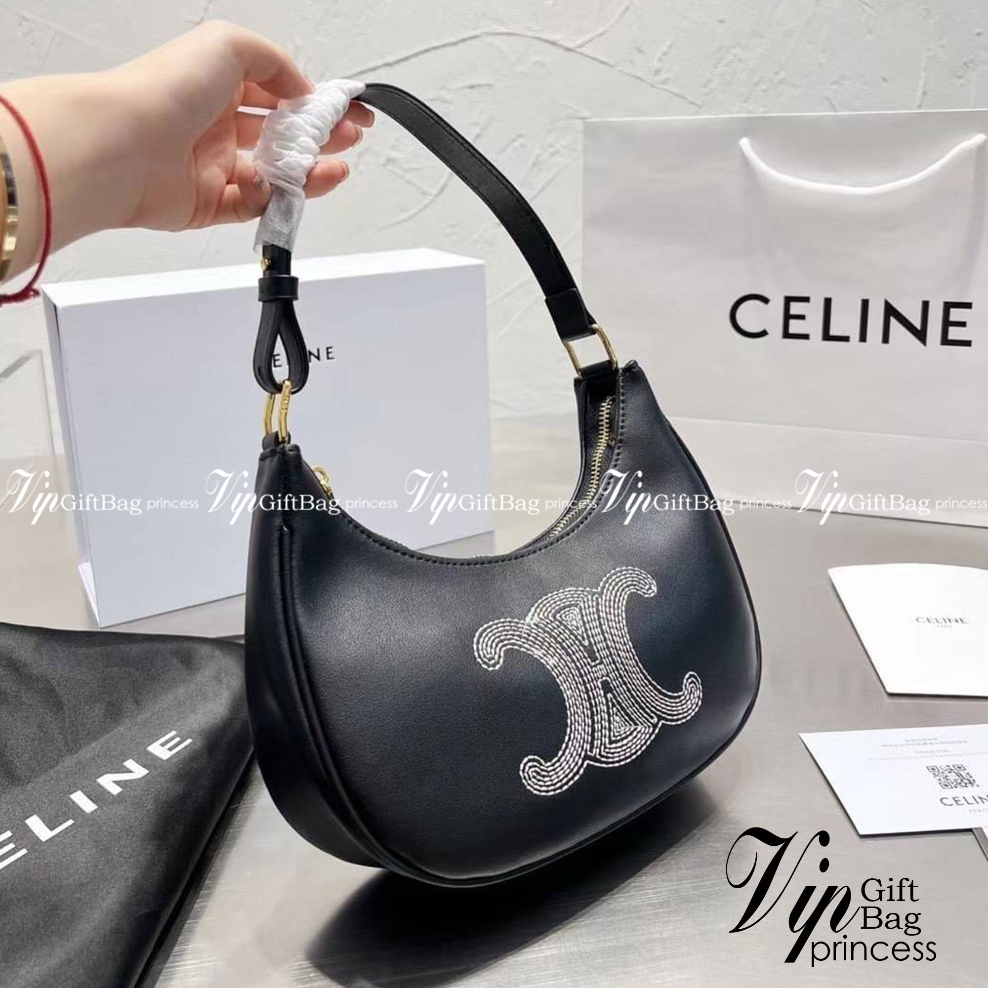CELINE Ava Bag in Smooth Calfskin with Triomphe Embroidery กระเป๋าคล้องไหล่ซีลีนรุ่นใหม่ โลโก้งานปัก เรียบหรูและคลาสสิกมากๆ เข้ากับการแต่งตัวหลายสไตล์ ใช้ได้ทั้งกลางวันและกลางคืน หากสาว ๆ คนไหนที่กำลังมองหากระเป๋าสะพายไหล่ใบเล็กและ Practical เราขอแนะนำรุ่