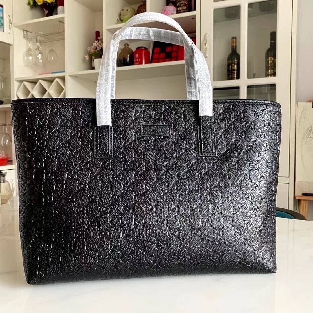 หนังแท้ Gucci GG Supreme black tote Shopping Bag กระเป๋าทรง neverfull ยอดฮิต รุ่นนี้ใช้หนังเยอะมาก คุ้มสุด งานหนังแท้เมื่อกระทบแสงขึ้นเงาสวยมากๆ ค่ะ สวยหรู จุของได้เยอะ ภายในโล่งกว้าง limited ที่สุด ไม่ควรพลาดเลยค่าาา