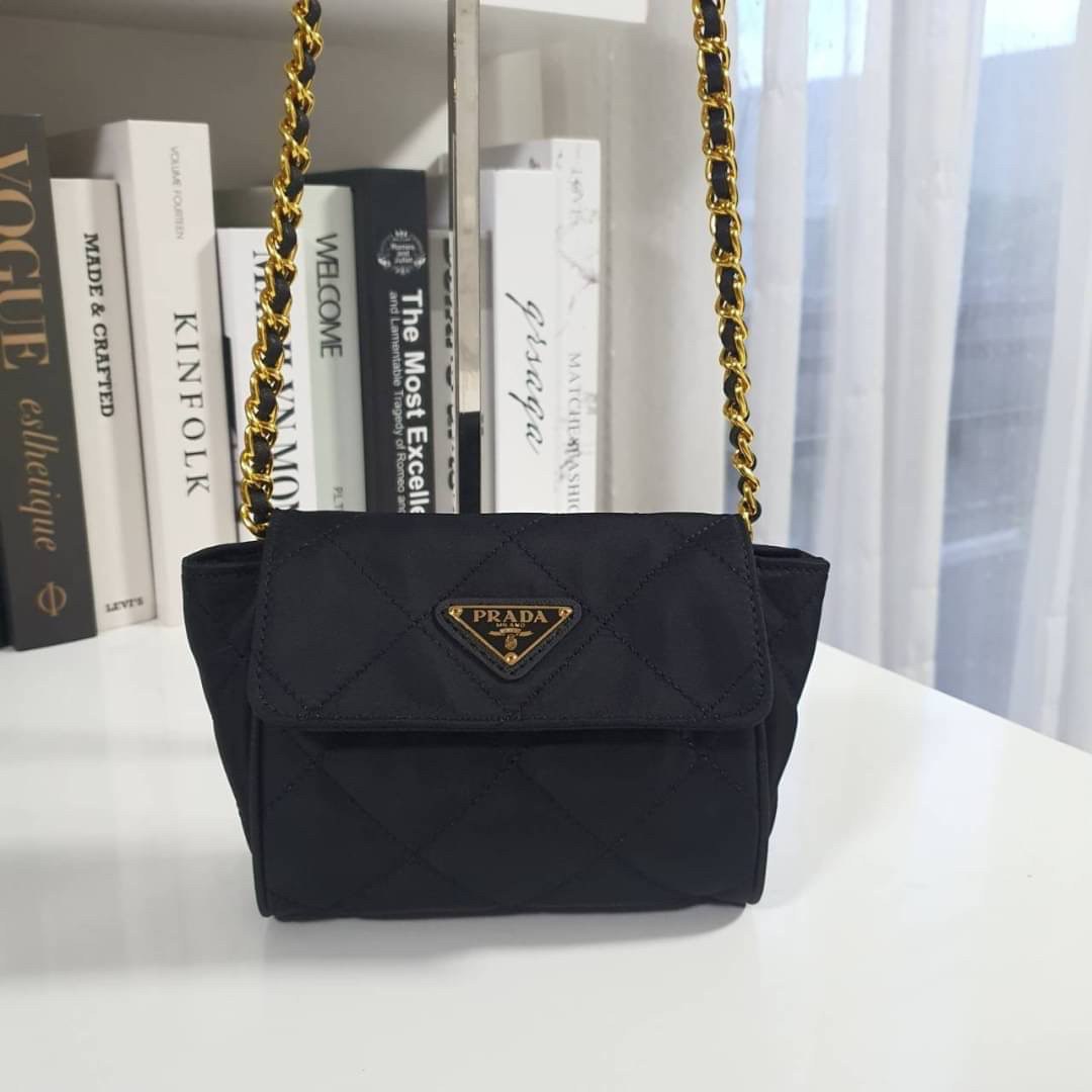 PRADA SHOULDER BAG ส่งตรงจากเคาเตอร์ต่างประเทศ นานๆจะมาทีคะ **ขนาดมินิปุ๊กปิ๊ก กับแบรนด์ Prada เก๋ ไม่ซ้ำใครแน่นอนคะรุ่นนี้ เปิดปิดด้วยกระดุมแม่เหล็ก ภายในบุผ้าแบรนด์ และ มีป้ายโลหะแบรนด์ **อะไหล่ทองเข้มทั้งใบ สามารถใส่Iphone11+ ได้ งานน่ารัก ราคาดี้ดีแบบ