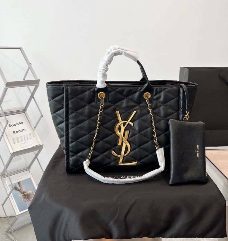 SAINT LAURENT ICARE MAXI SHOPPING BAG IN QUILTED LAMBSKIN / YSL ICARE MAXI SHOPPING BAG กระเป๋าทรงช็อปปิ้งใบใหญ่ มาพร้อมใบลูก พร้อมส่ง ใหม่ล่าสุด หนังนุ่มบุลายนวม โดดเด่นด้วยโลโก้แบรนด์และสายสะพายไหล่ใช้โซ่ทองอย่างดี สวยและหรูมากๆ ภายในกระเป๋ากว้างใส่สัมภ