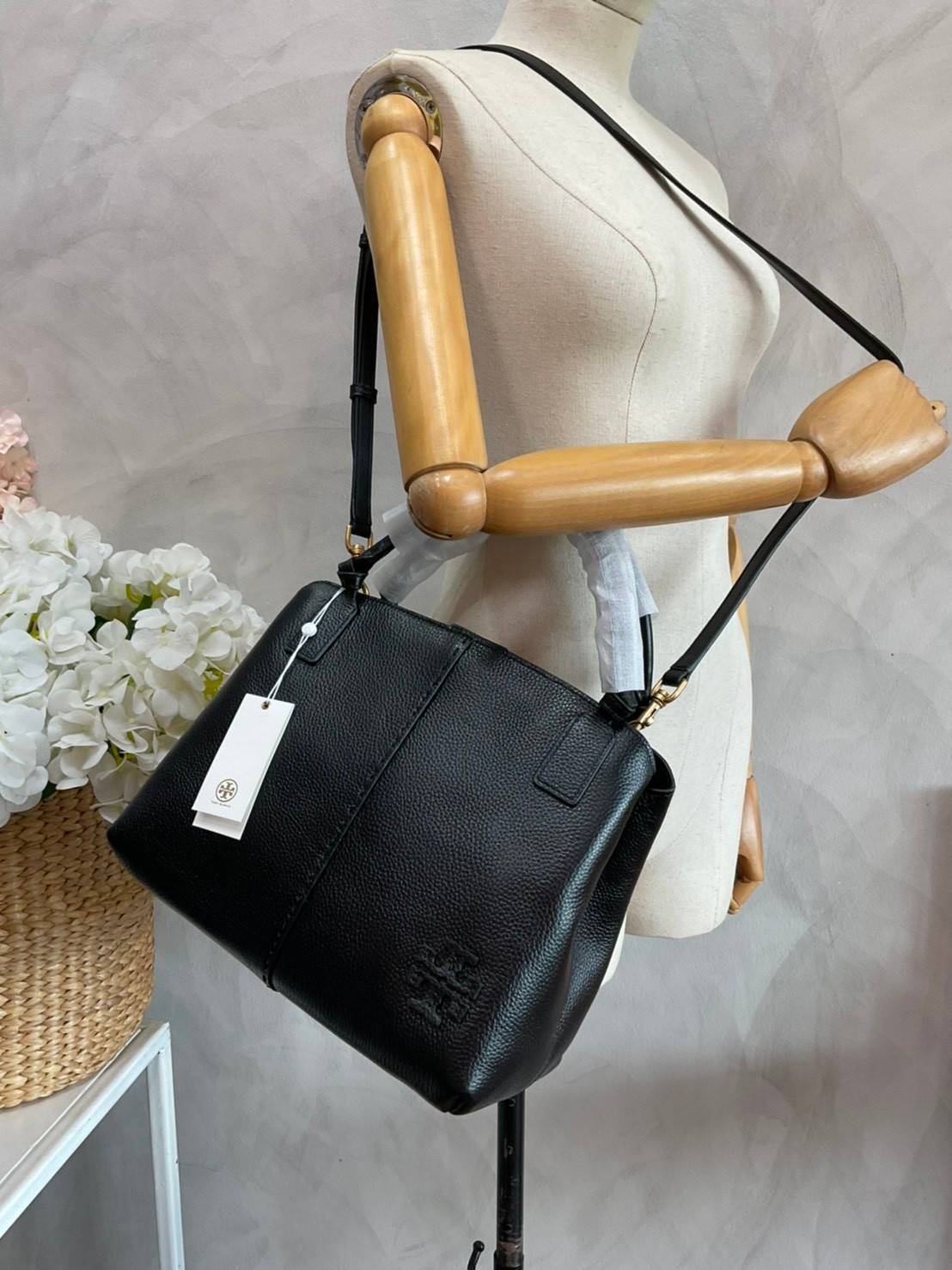 TORY BURCH Mcgraw Satchel Tote Bag (Size L) กระเป๋าถือ/สะพาย Crossbody วัสดุหนังลูกวัวแท้ 100% ด้านหน้าประดับโลโก้หนัง ตัดเป็นรูปตัว T สัญลักษณ์แบรนด์ ตัวกระเป๋าเดินด้ายเล่นลายเพิ่มลูกเล่น เพื่อความเก๋!!