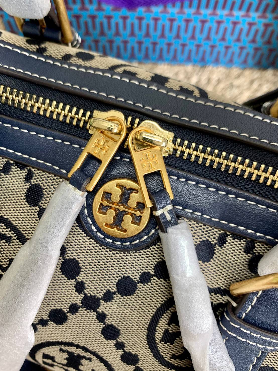 สวยก่อนใครแน่นอนค่ะนาทีนี้💋 💥รุ่นที่กำลังฮิตมากตอนนี้ของเหล่าคนดังใน ตปท.! TORY BURCH T MONOGRAM JACQUARD BARREL ((ใบใหญ่)) พร้อมส่งที่ไทยทันที! กระเป๋าทรงหมอนจาก Tory burch วัสดุ jacquardทอลายแบรด์+หนังแท้ ได้สวยงามหรู ดูคลาสสิคมากๆค่ะ เป