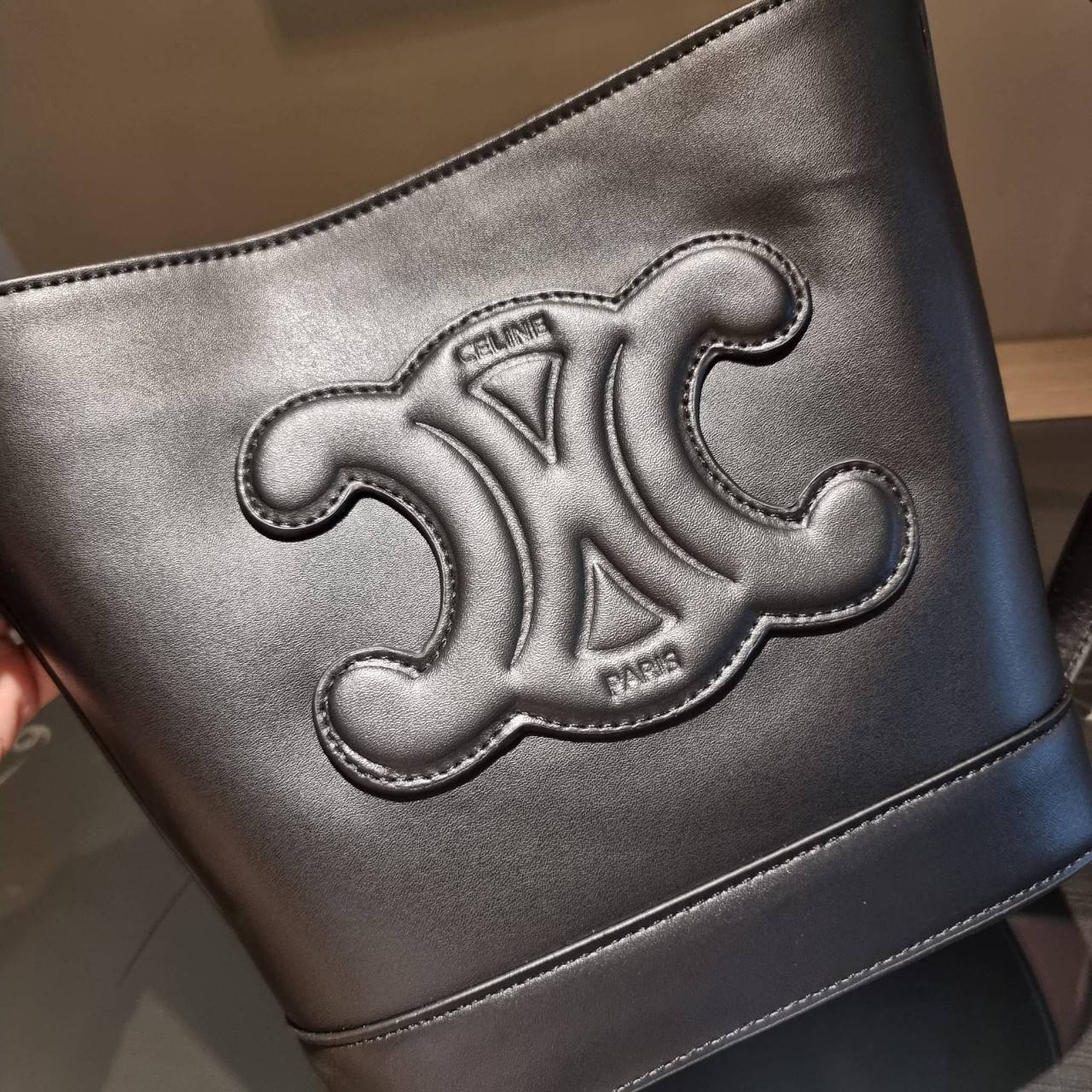 VIP 】CELINE BUCKET BAG CUIR TRIOMPHE คอลเลคชั่นใหม่ ฮิตข้ามปี กับกระเป๋าสะพายทรงถัง ใช้งานง่ายที่สุด สายสะพายในตัว ปรับใช้ได้เลย วัสดุหนังวัว เรียบหรู ผู้ดีไปอีก โดดเด่นด้วยโลโก้เอกลักษณ์ มีกระดุมปิดที่ปากกระเป๋า ภายในโล่งกว้าง ใส่ของแบบจุๆไปเลย เป็นรุ่นท