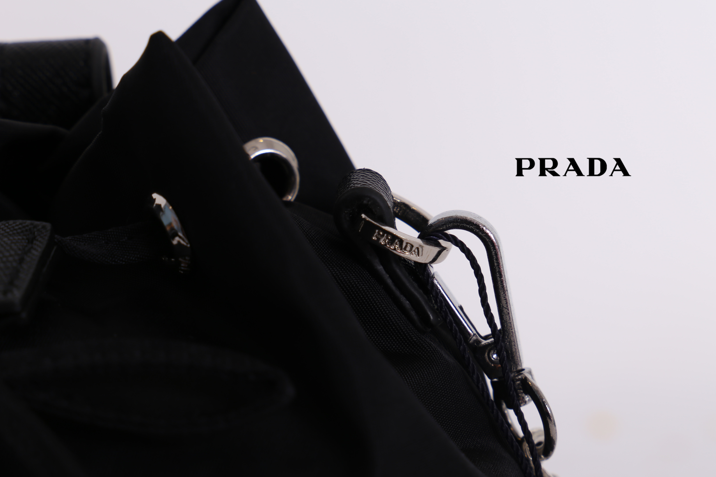 Prada mini nylon drawstring handbag / PRADA Bucket Bag ทรงสวยน่ารัก วัสดุผ้า Nylon คุณภาพดี อะไหล่เงินสวยสุดคลาสิค เปิดปิดแบบหูรูด ด้านในโล่งกว้างจุของได้พอประมาณเลยค่ะ ใส่ Iphone+ หรือรุ่นเทียบเท่าได้แบบสบายๆ ซับในพิมพ์ลายแบรนด์ ตามแบบฉบับแบรนด์