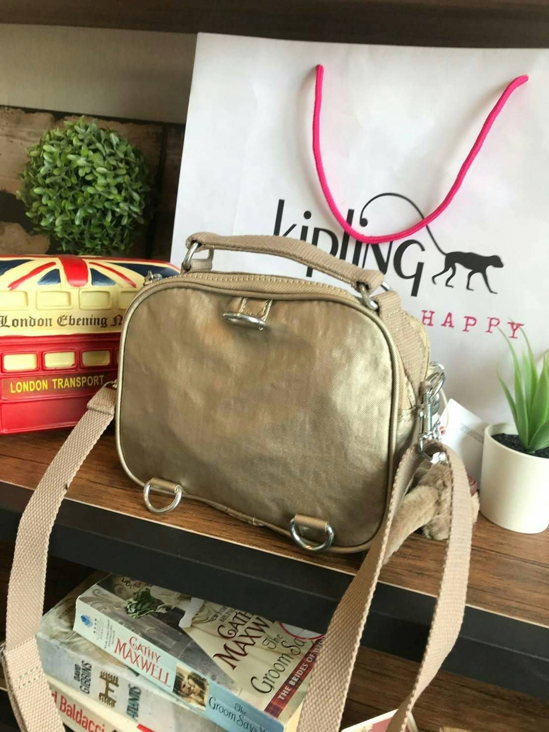 💕 Kipling Messenger Bag กระเป๋าสะพายทรงเหลี่ยมรุ่นใหม่!!ขนาดมินิ สามารถสะพายสายคู่ สายเดี่ยวและเป้ มีหลายช่องใช้งาน ด้านหน้าเป็นช่องเล็กใส่ของจุกจิก ซิปคู่ด้านหน้าภายในมีช่องเล็กแยกเป็นสัดส่วน ซิปเดี่ยวด้านหลังกว้างเพิ่มช่องใส่ของได้อีก1ช่อง ขนาดก