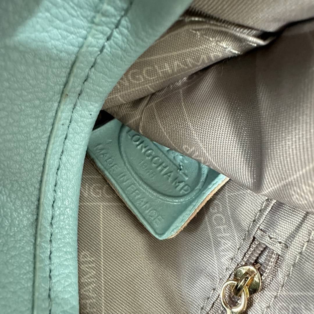 LONGCHAMP LE FOULONNÉ CROSSBODY BAG กระเป๋าสะพายที่เรียบง่ายและดูดี การออกแบบที่คล่องตัวของรุ่นนี้เหมาะอย่างยิ่งสำหรับผู้หญิงที่มีบุคลิกที่ต้องการกระเป๋าสไตล์แบบเรียบง่าย