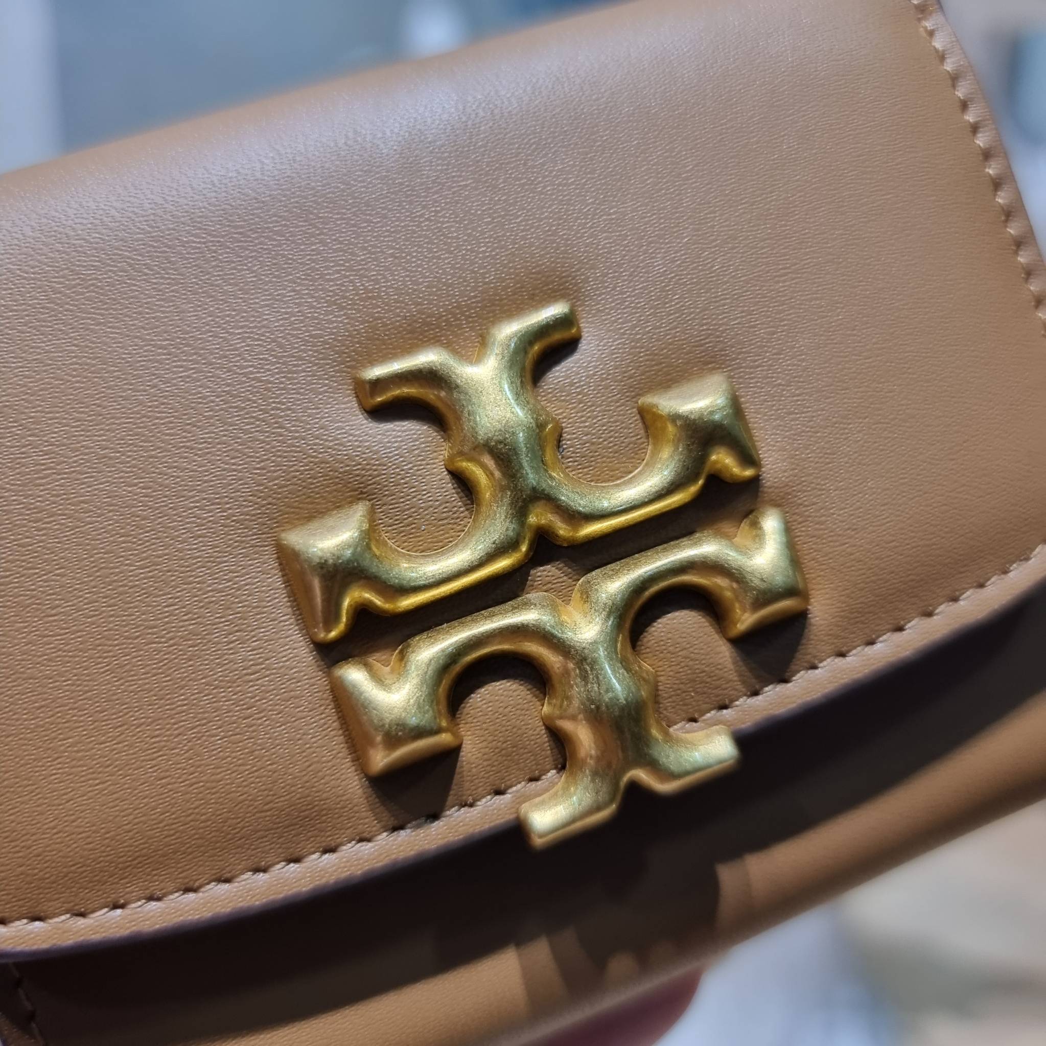 Tory wallet bag / TORY BURCH ELEANOR COMPACT WALLET กระเป๋าสตางค์ใบสั้นรุ่นขายดี แบบพับ ตัวมัมตัวแม่มากๆ ดูหรูหราทุกสี ดีไซน์คลาสสิค ขนาดกำลังพอเหมาะ โดดเด่นด้วยโลโก้สีทองดูแพง